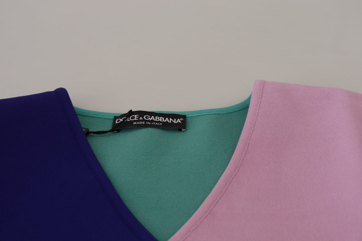 سترة دولتشي آند غابانا متعددة الألوان من الفيسكوز بفتحة رقبة على شكل حرف V وأكمام طويلة