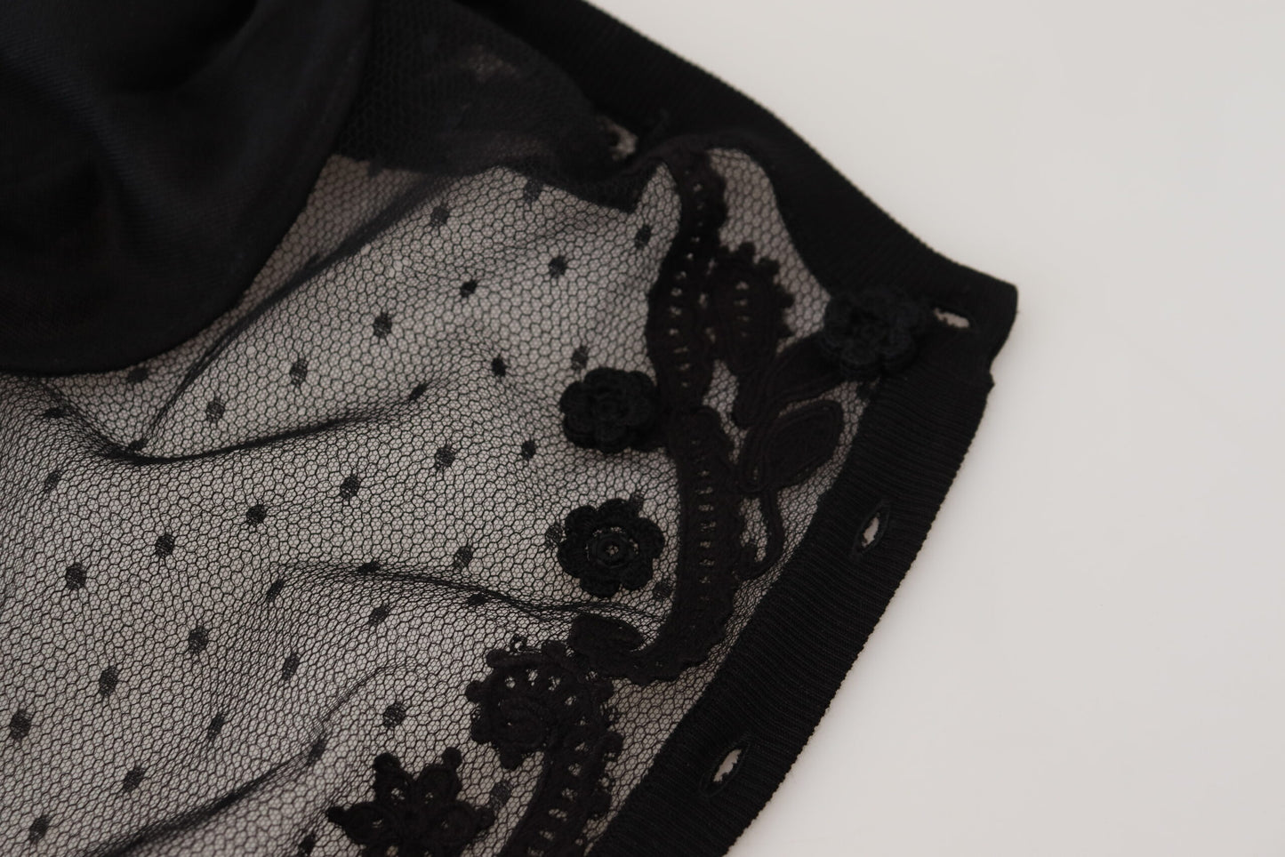 سترة كارديجان سوداء مزينة بأزرار من الدانتيل المزهر من دولتشي آند غابانا