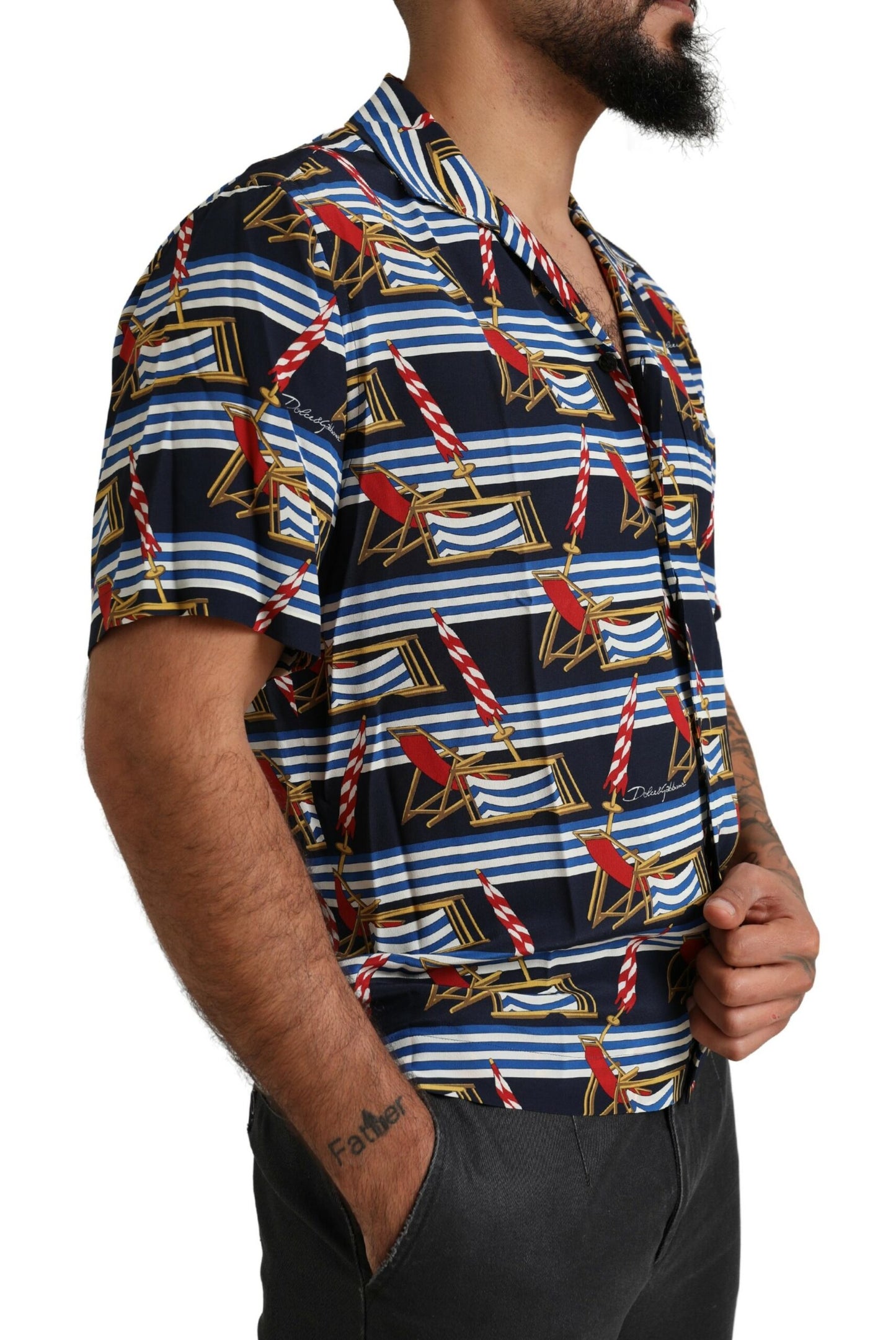 قميص دولتشي آند غابانا متعدد الألوان بأكمام قصيرة وكرسي شاطئ