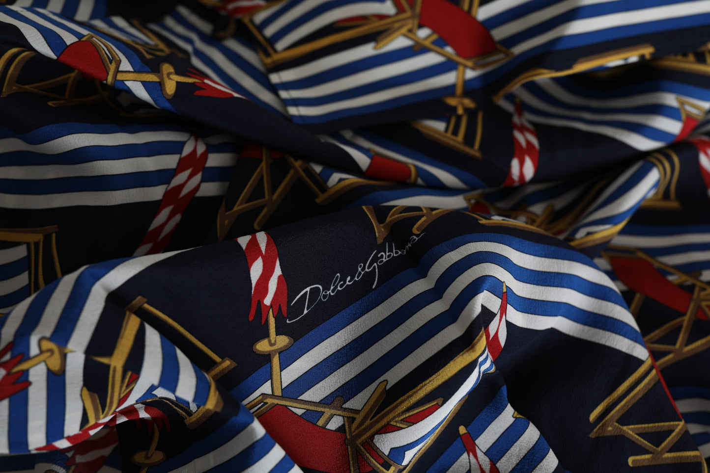 قميص دولتشي آند غابانا متعدد الألوان بأكمام قصيرة وكرسي شاطئ