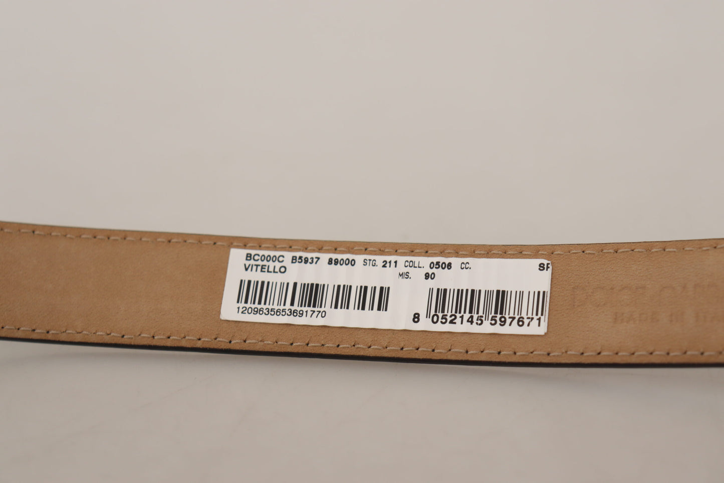 حزام دولتشي آند غابانا من جلد العجل الأسود مع مشبك معدني منقوش بشعار