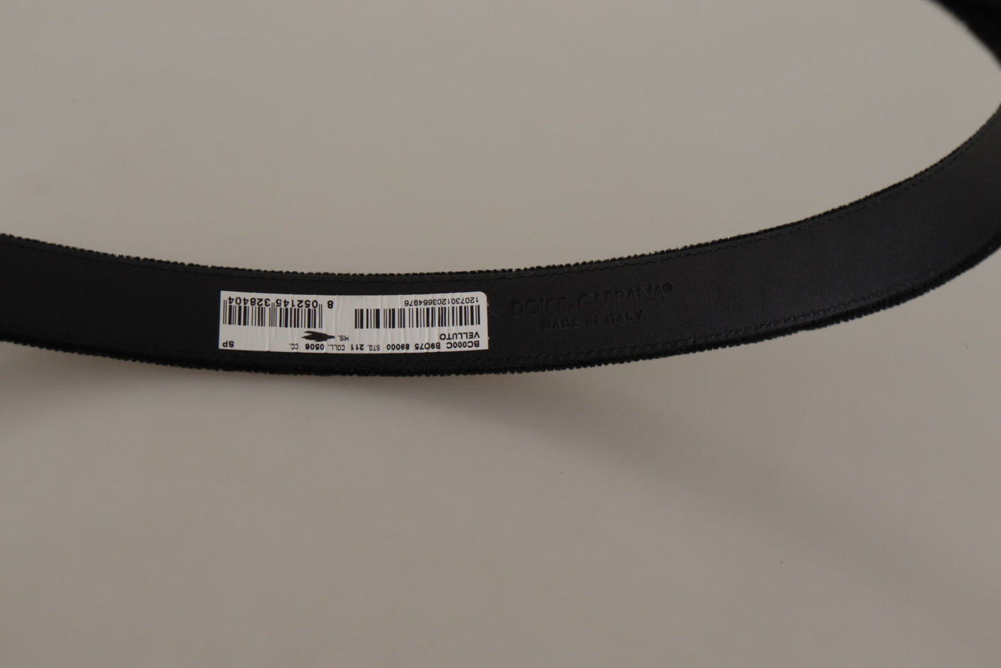 حزام دولتشي آند غابانا من الجلد المخملي الأسود مع مشبك معدني ذهبي اللون