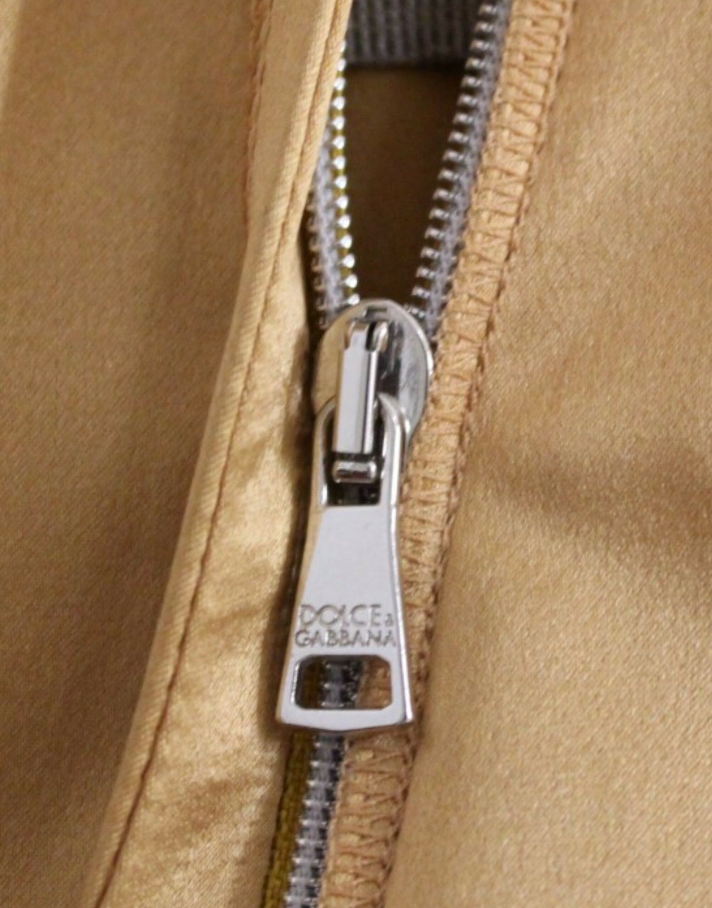 فستان من الحرير البرونزي من دولتشي آند غابانا