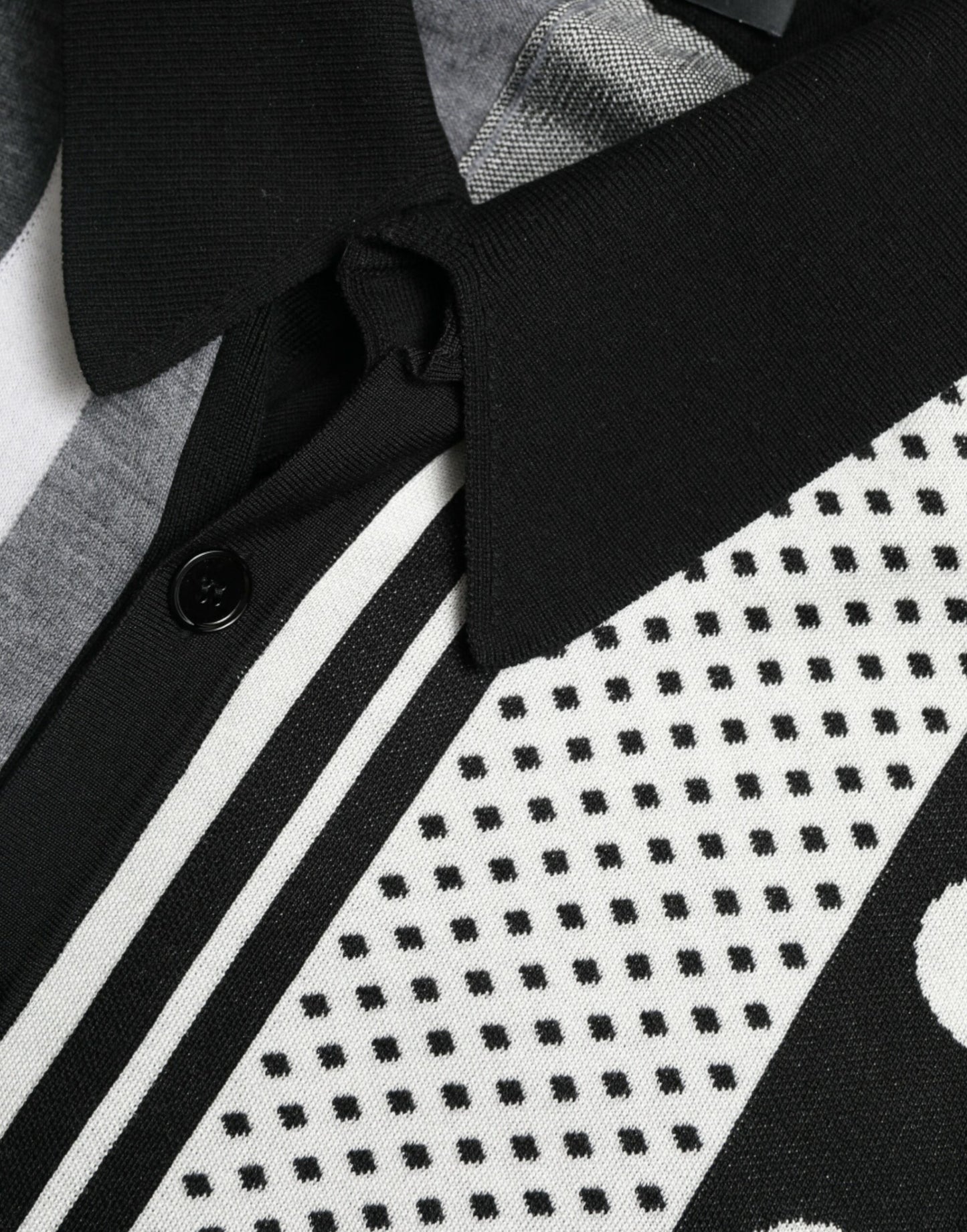 سترة بولو من دولتشي آند غابانا باللونين الأسود والأبيض