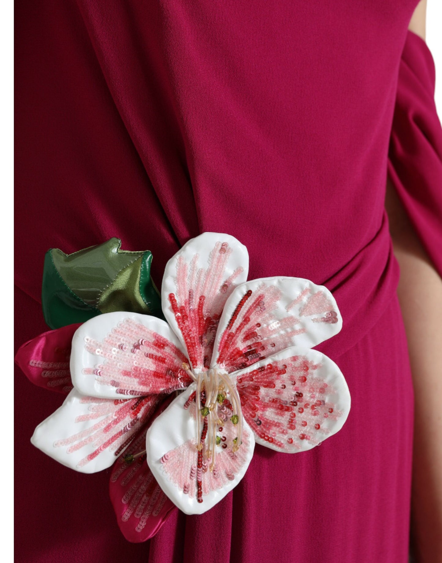 فستان دولتشي آند غابانا بكتف واحد مزين بزهرة بنفسجية