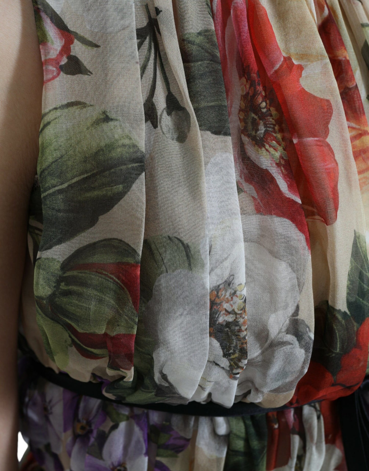 فستان دولتشي آند غابانا قصير بدون أكمام مزين بالورود باللون البيج