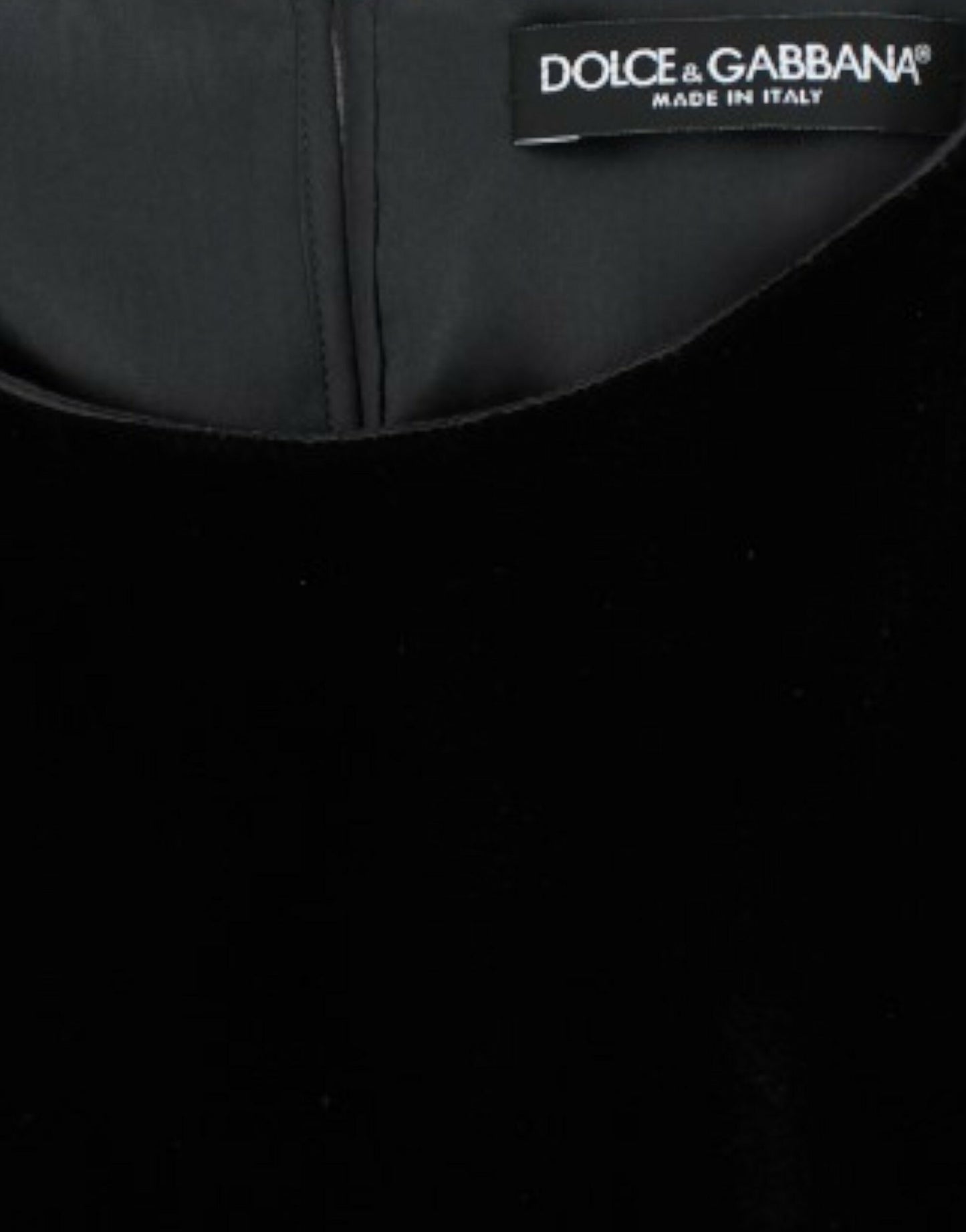 بلوزة دولتشي آند غابانا مخملية سوداء بأكمام قصيرة