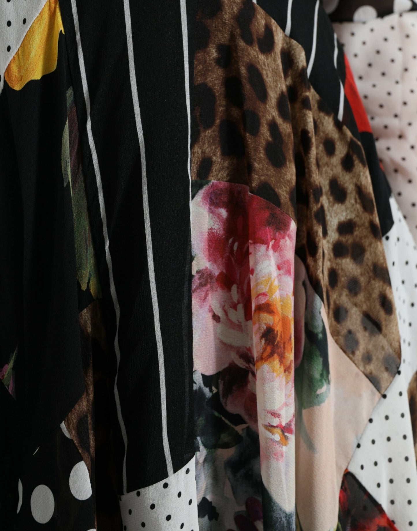 فستان دولتشي آند غابانا متعدد الألوان بنقشة جلد النمر المزهر