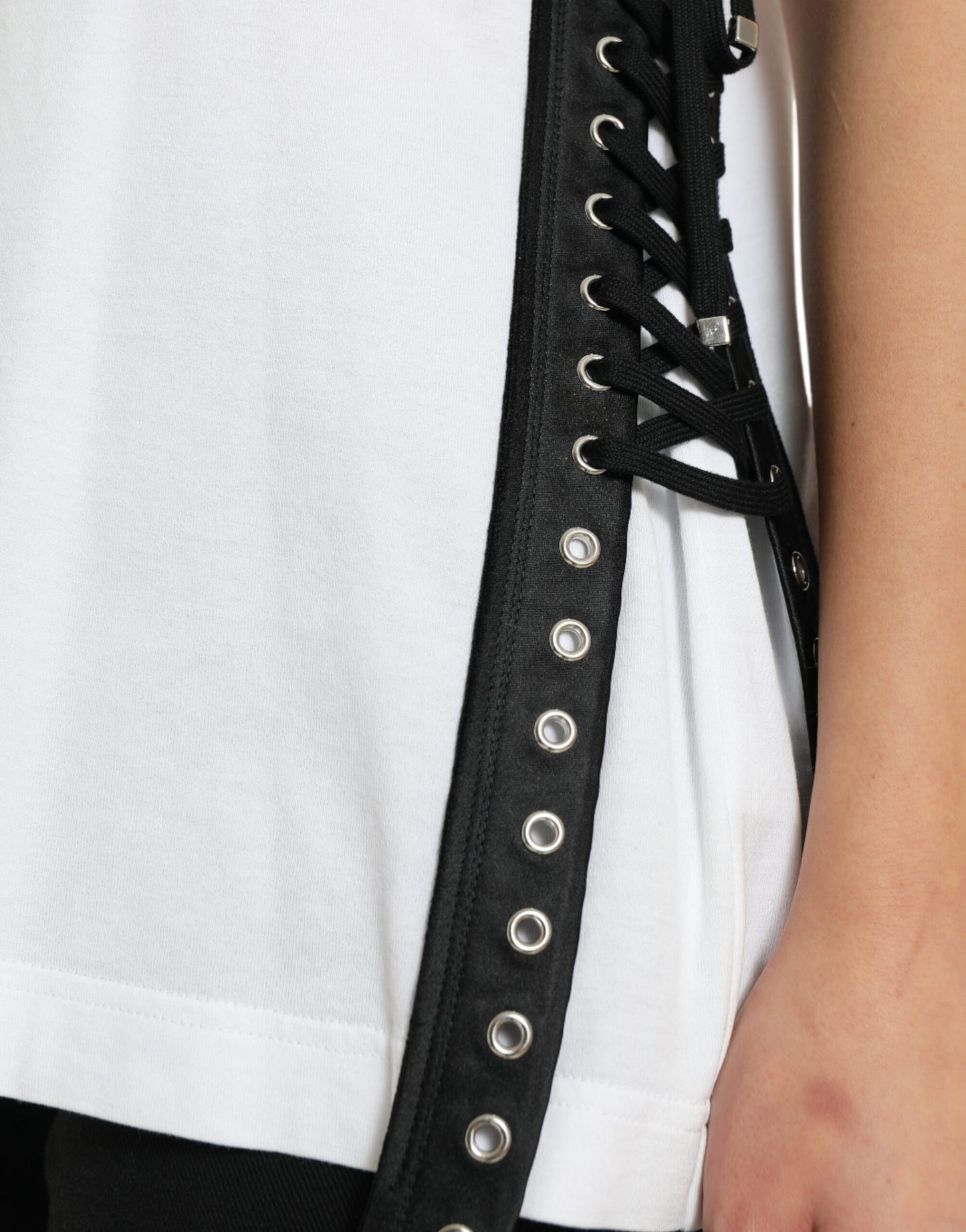 تي شيرت دولتشي آند غابانا أبيض بشعار مطبوع وتفاصيل دانتيل