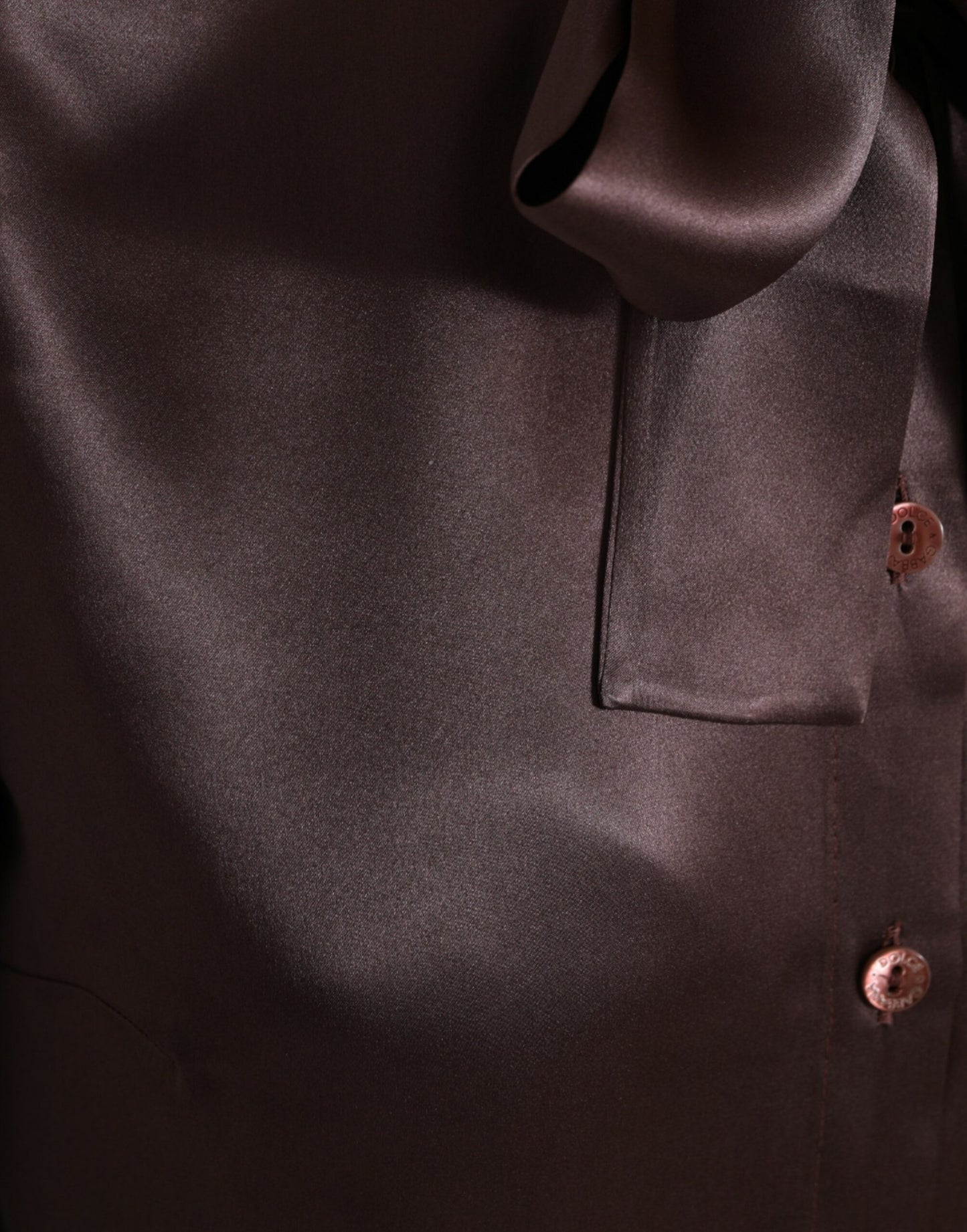 بلوزة دولتشي آند غابانا من الحرير البني بياقة أسكوت وأكمام طويلة