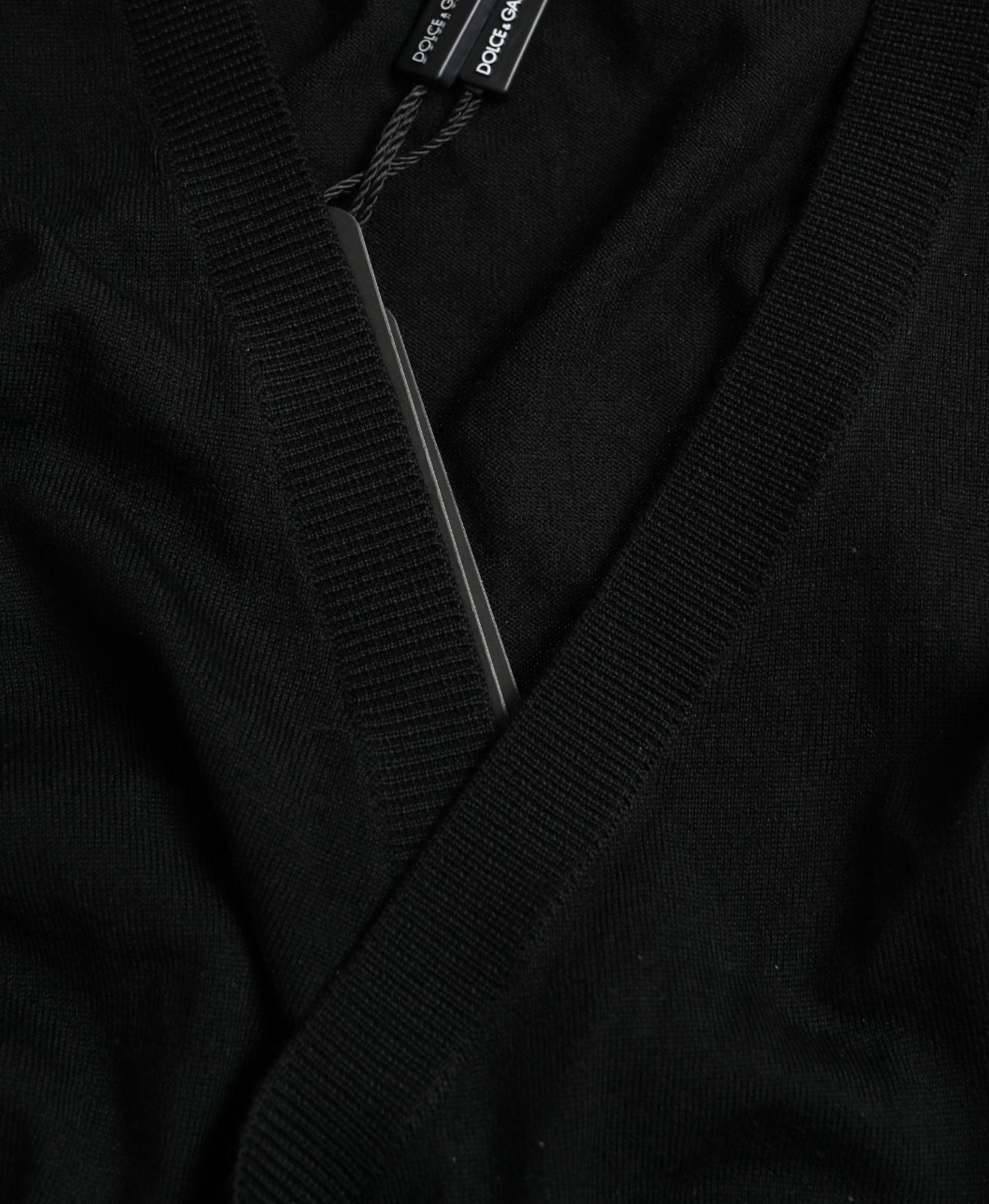 كارديجان دولتشي آند غابانا أسود من الصوف بفتحة رقبة على شكل حرف V ومتقاطع