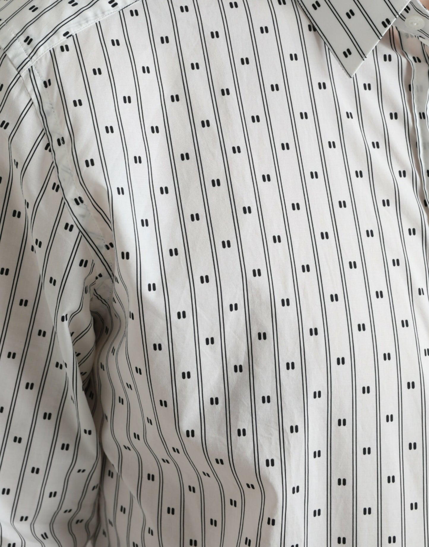 قميص دولتشي آند غابانا رجالي رسمي أبيض منقوش باللون الذهبي