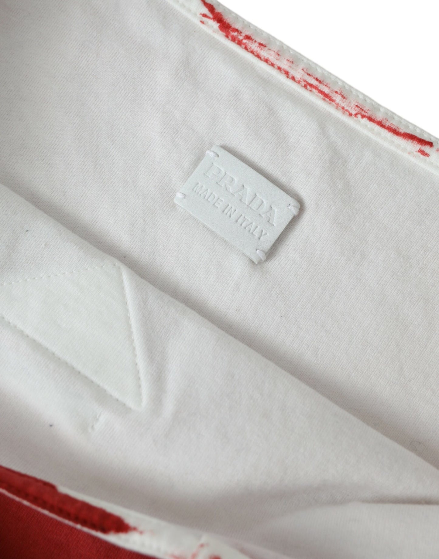 حقيبة تسوق برادا حمراء من قماش الجيرسي مع شعار على الكتف