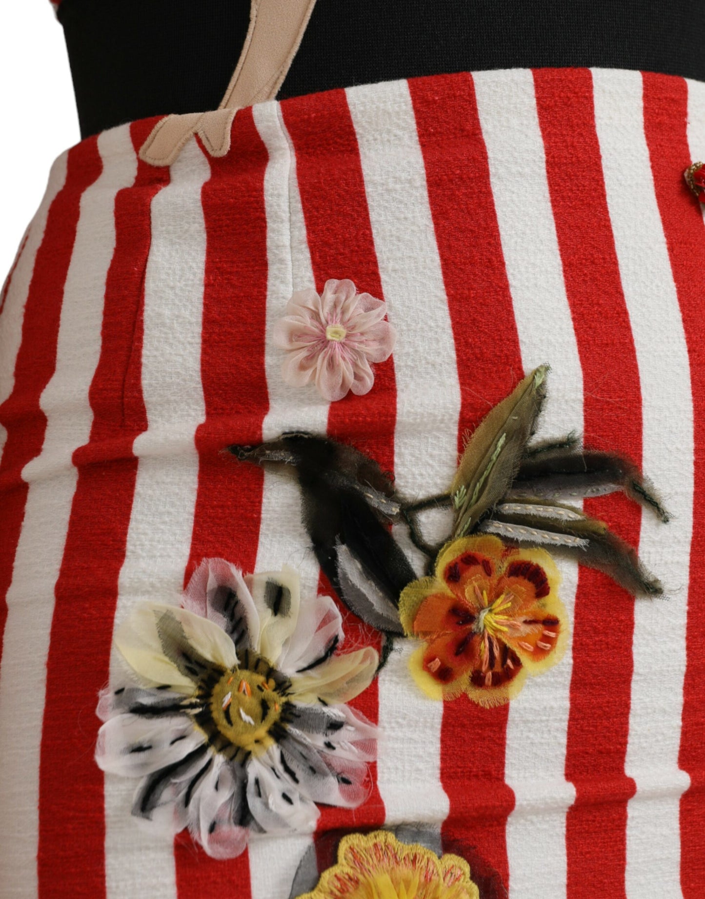 فستان دولتشي آند غابانا ميدي بدون أكمام مزين بالورود باللونين الأحمر والأبيض