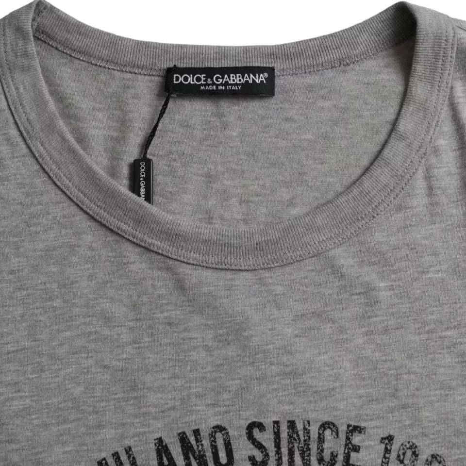تي شيرت دولتشي آند غابانا رمادي بطبعة جرافيكية من القطن وياقة مستديرة