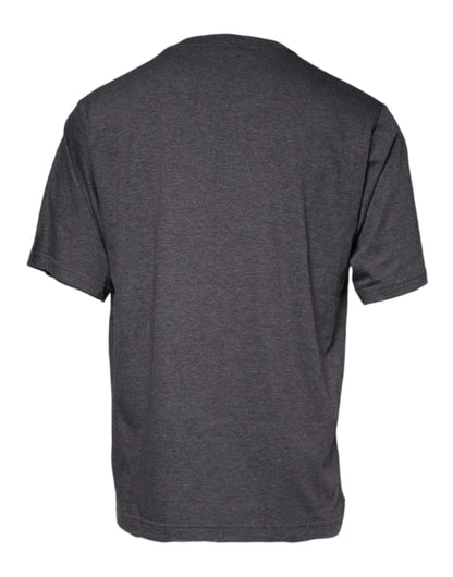 تي شيرت دولتشي آند غابانا رمادي اللون من القطن برقبة دائرية وشعار مطبوع