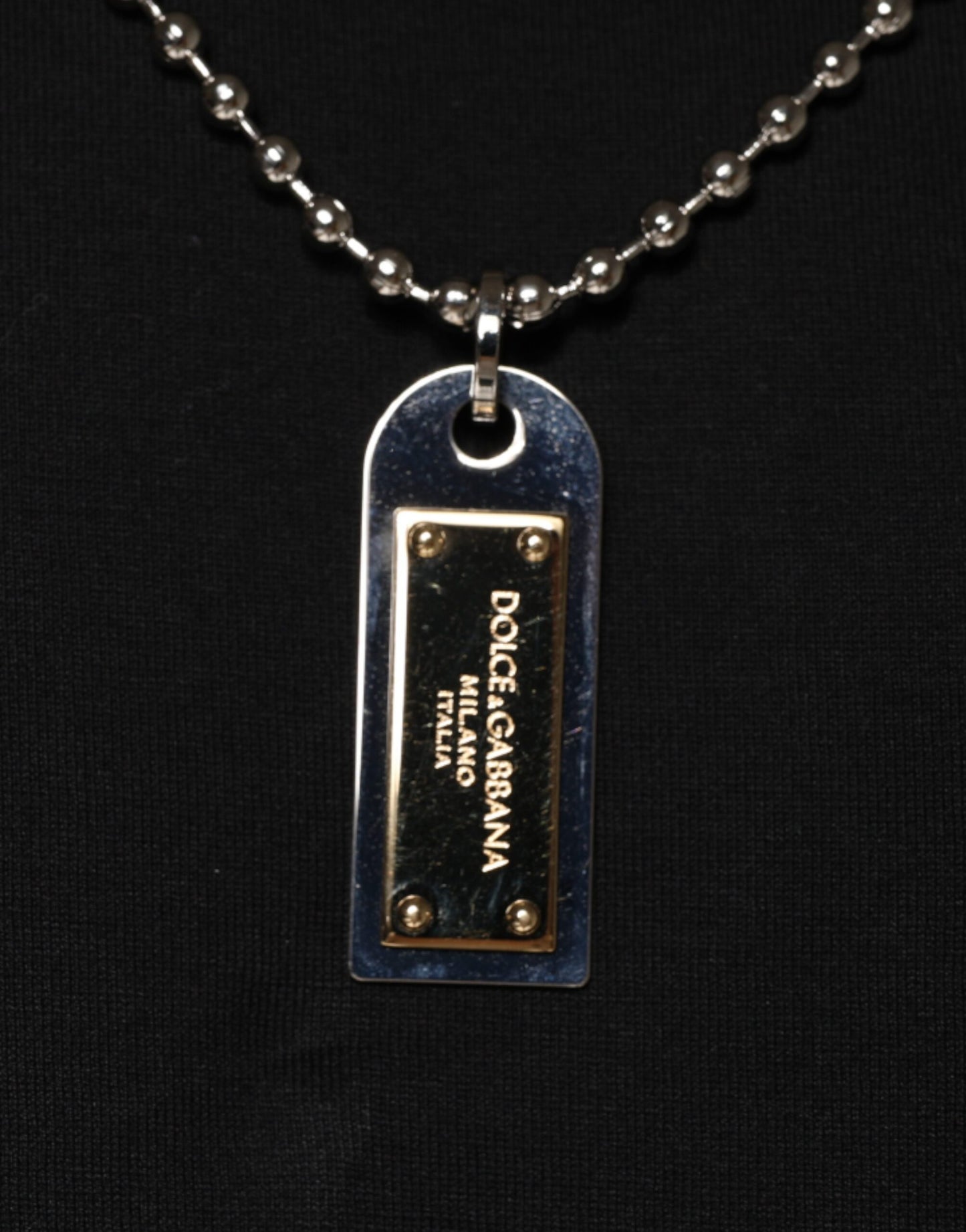 تي شيرت دولتشي آند غابانا الأسود القطني المزين بقلادة