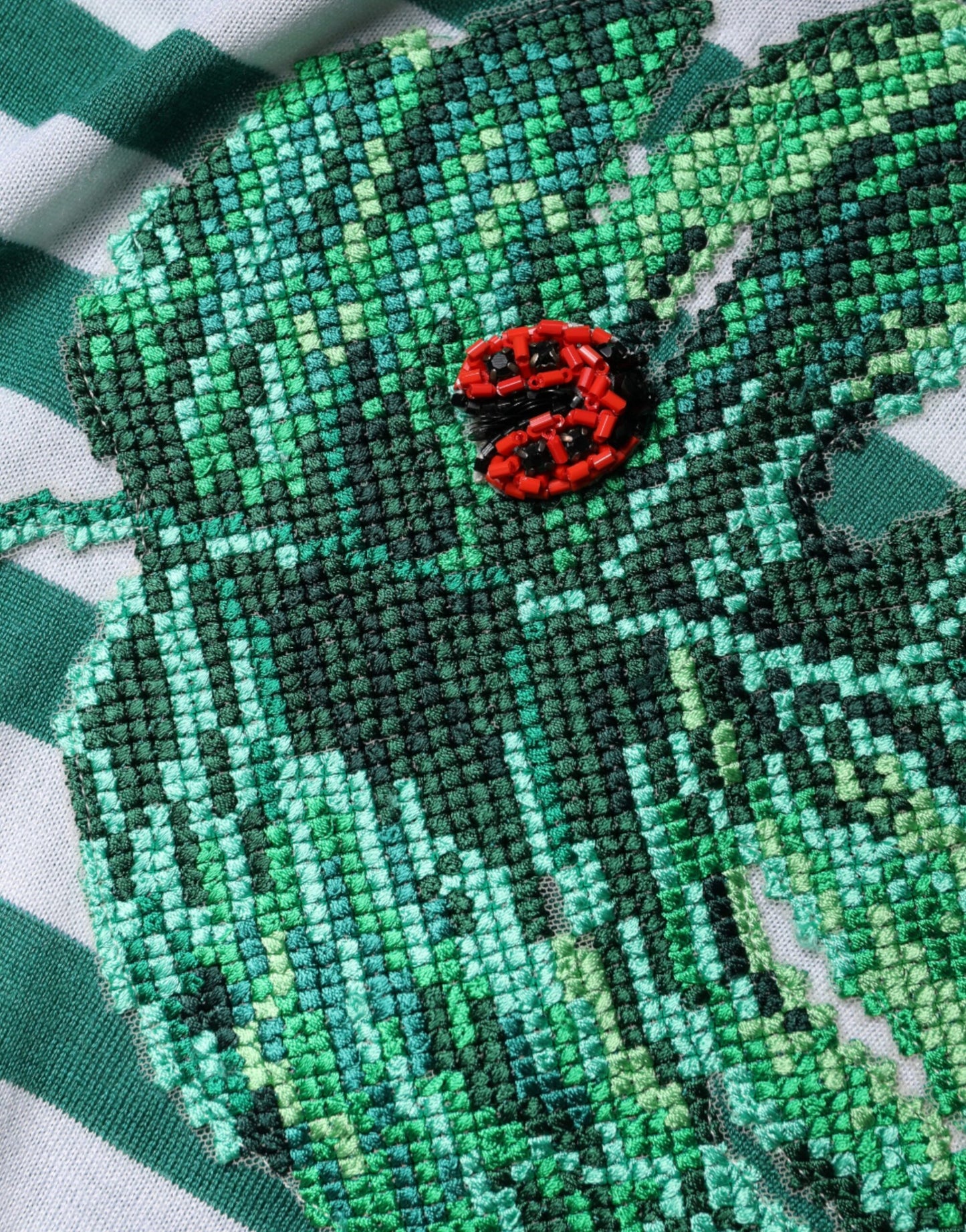 تي شيرت دولتشي آند غابانا أبيض مخطط باللون الأخضر وذو رقبة دائرية