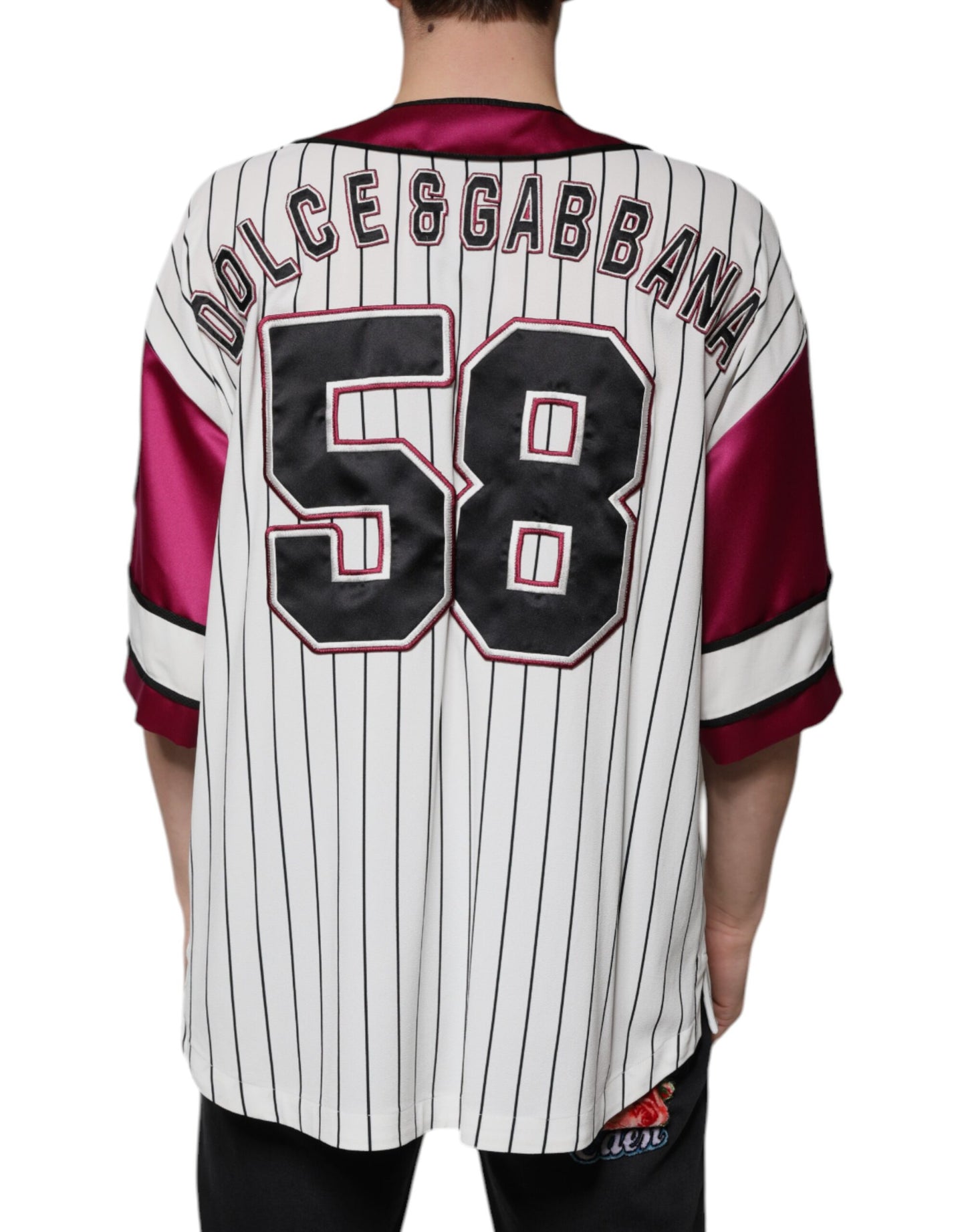 تي شيرت دولتشي آند غابانا متعدد الألوان بشعار جيرسي وأزرار وفتحة رقبة على شكل حرف V