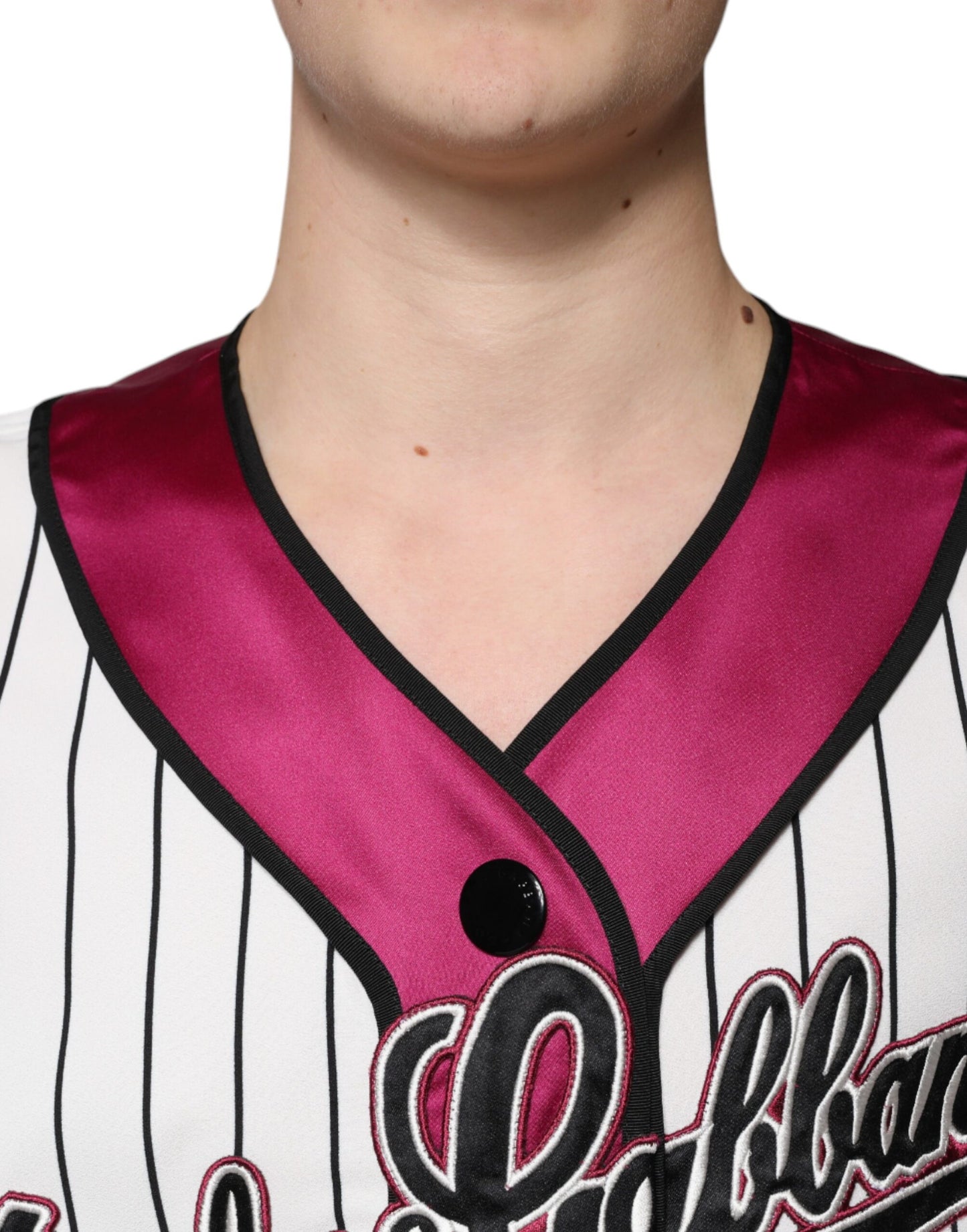 تي شيرت دولتشي آند غابانا متعدد الألوان بشعار جيرسي وأزرار وفتحة رقبة على شكل حرف V