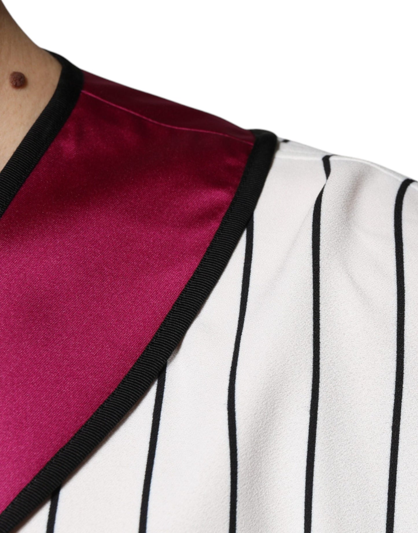 تي شيرت دولتشي آند غابانا متعدد الألوان بشعار جيرسي وأزرار وفتحة رقبة على شكل حرف V