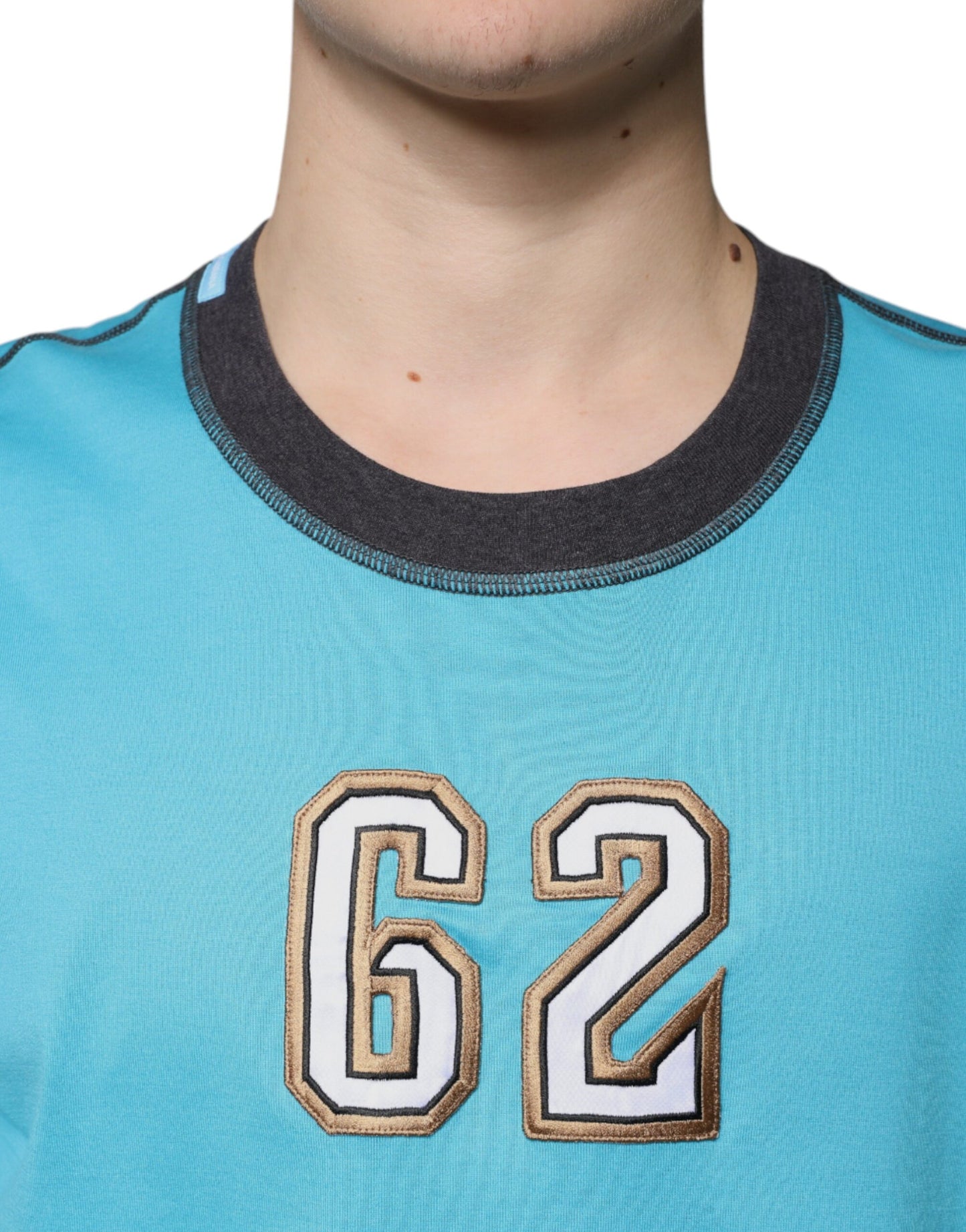 تيشيرت دولتشي آند غابانا أزرق بأكمام قصيرة وياقة دائرية وشعار