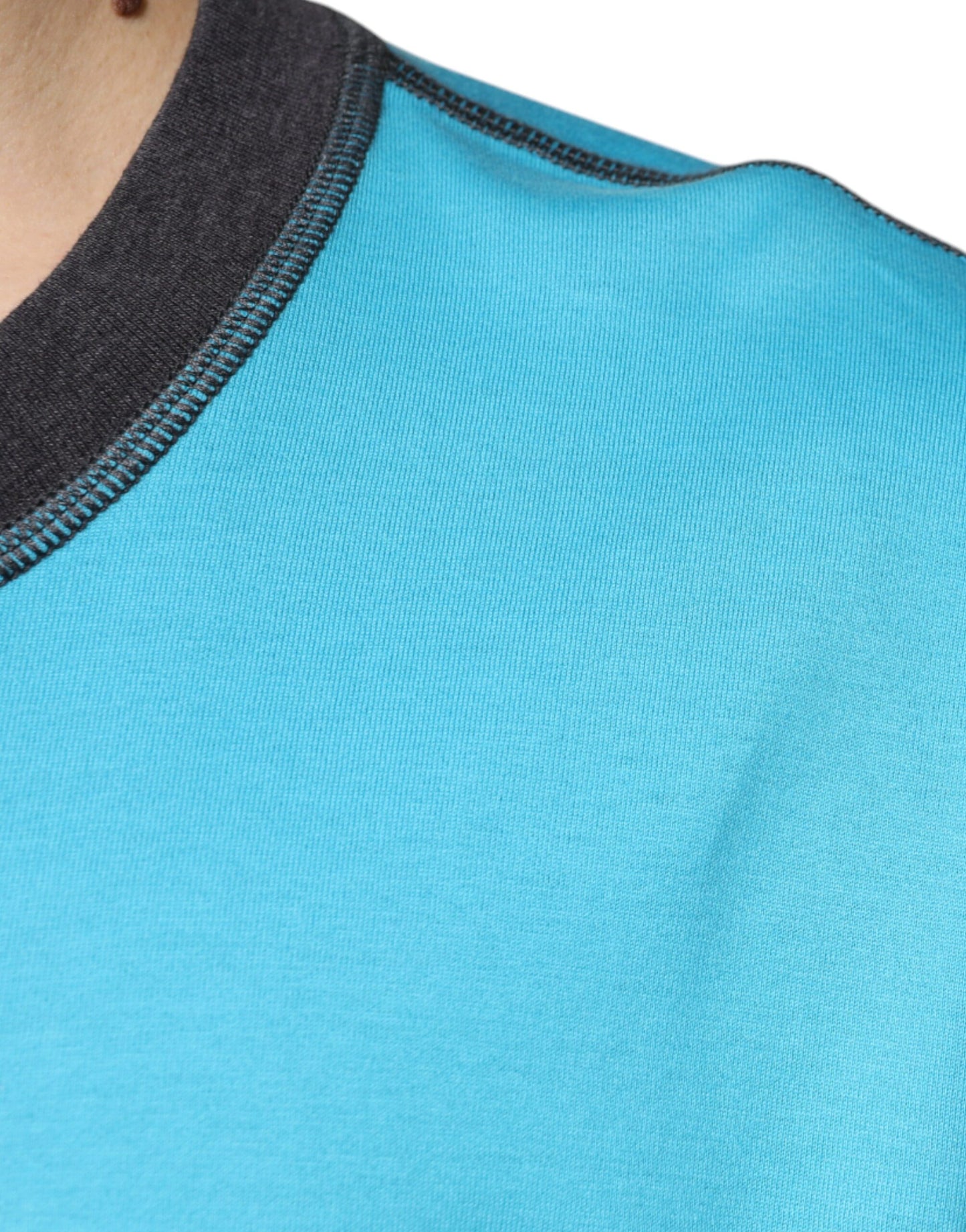 تيشيرت دولتشي آند غابانا أزرق بأكمام قصيرة وياقة دائرية وشعار