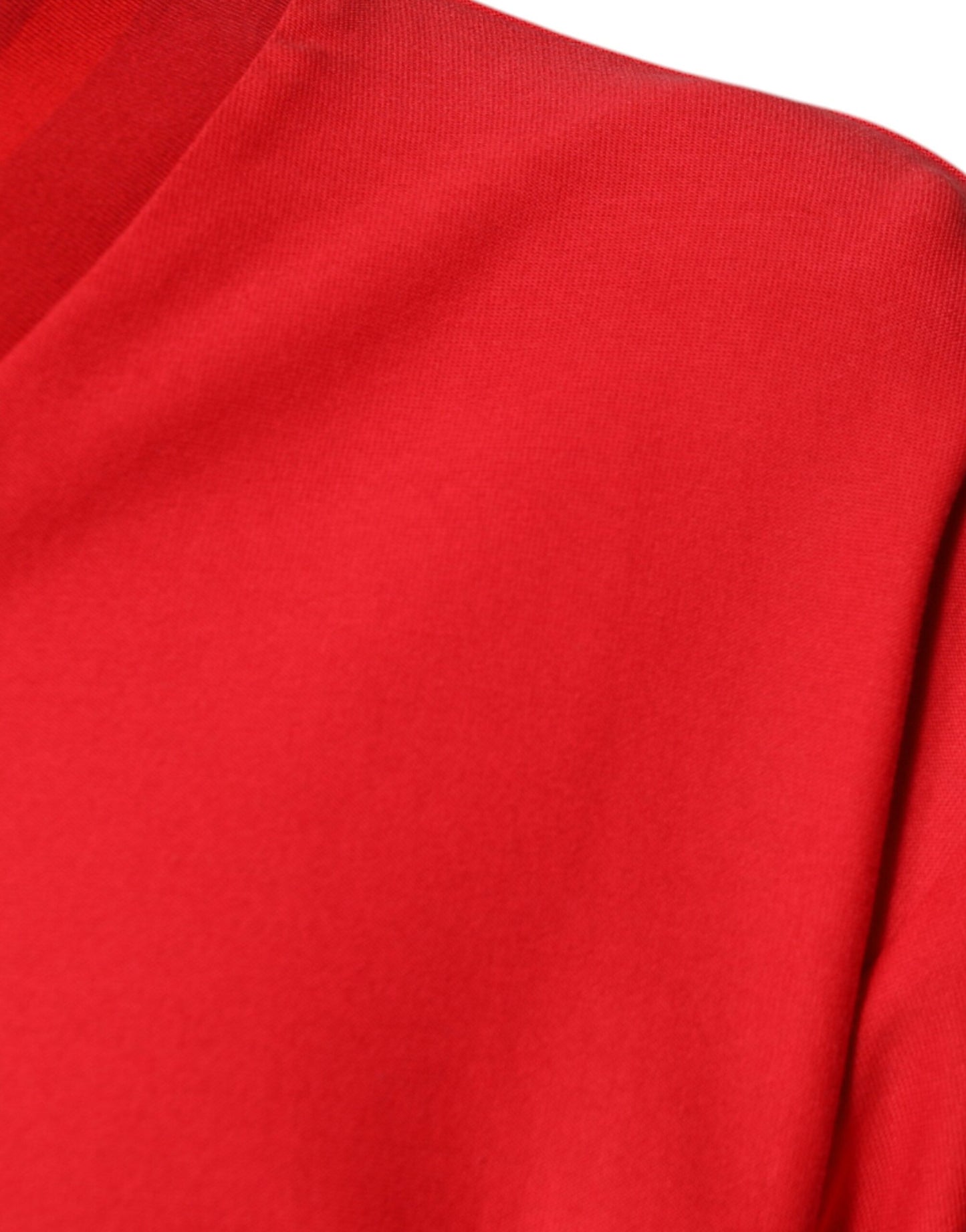 تي شيرت دولتشي آند غابانا أحمر من القطن برقبة على شكل حرف V وأكمام قصيرة