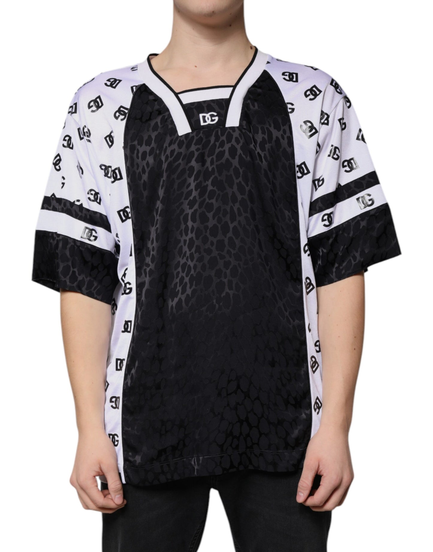 تي شيرت رجالي بأكمام قصيرة وشعار دولتشي آند غابانا باللونين الأسود والأبيض