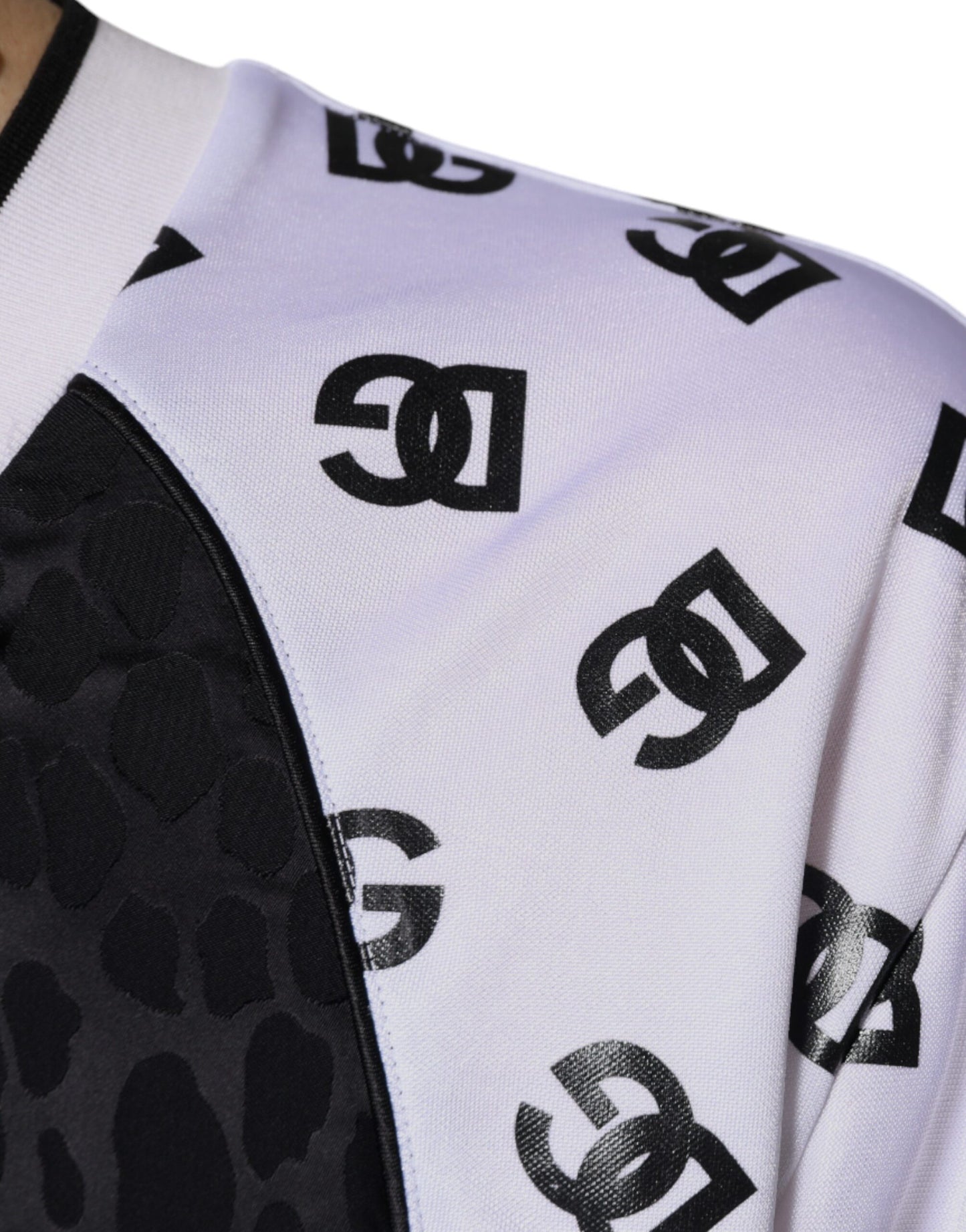 تي شيرت رجالي بأكمام قصيرة وشعار دولتشي آند غابانا باللونين الأسود والأبيض