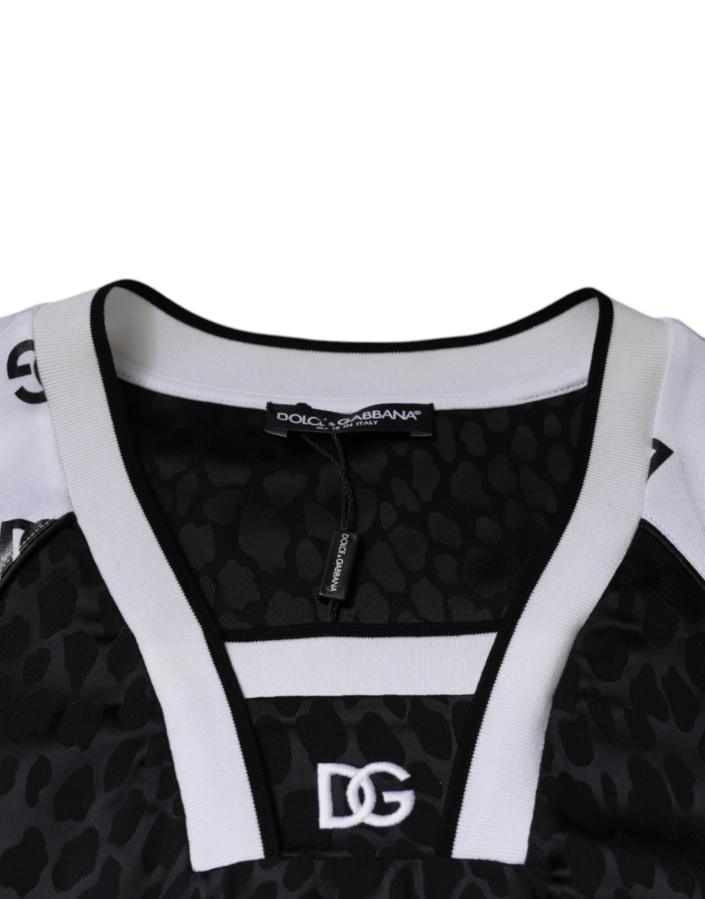 تي شيرت رجالي بأكمام قصيرة وشعار دولتشي آند غابانا باللونين الأسود والأبيض