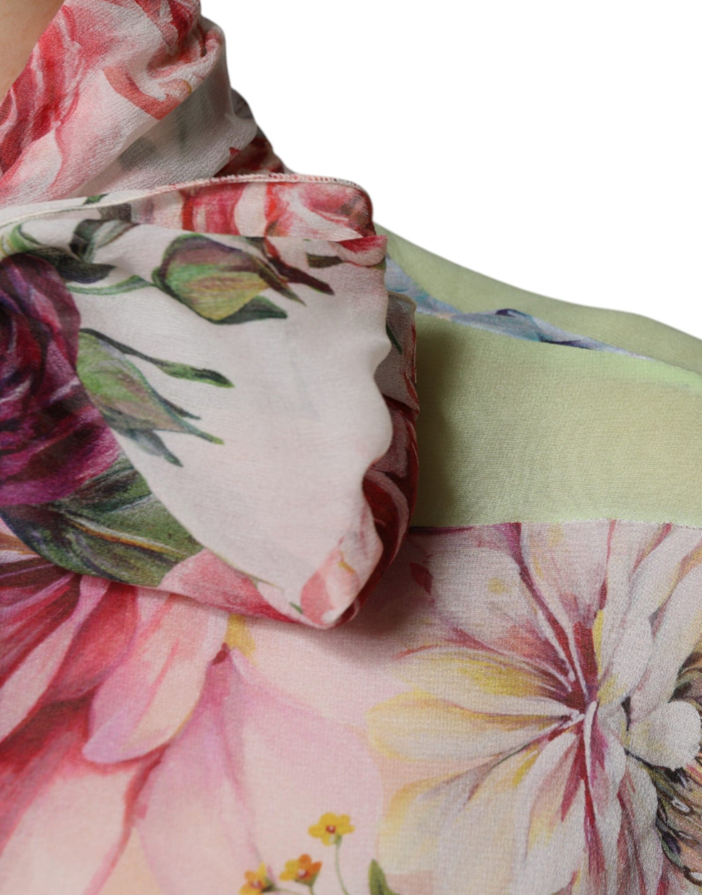 بلوزة دولتشي آند غابانا متعددة الألوان مزينة بنقشة زهور وياقة أسكوت