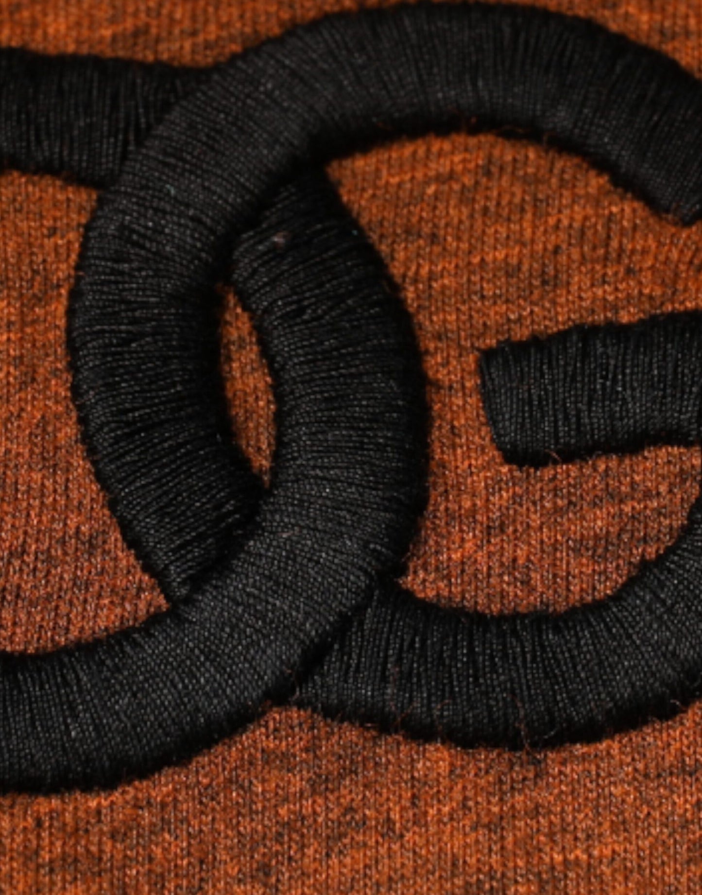 تي شيرت دولتشي آند غابانا بني بشعار DG من القطن برقبة دائرية