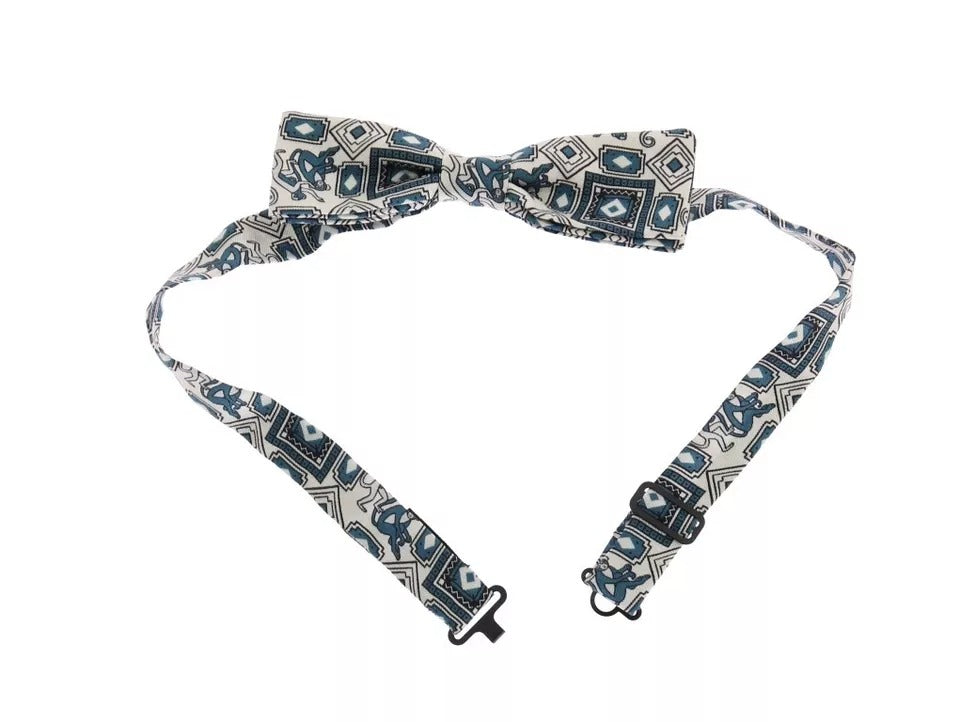 طقم هدايا من دولتشي آند غابانا، حزام من الجلد باللونين الأبيض والأزرق، مع ربطة عنق من الحرير