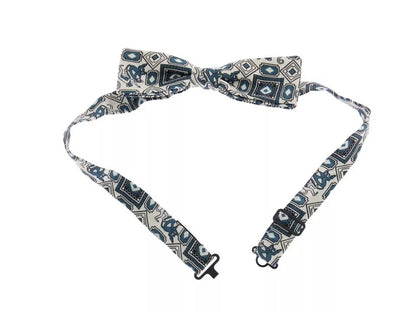 طقم هدايا من دولتشي آند غابانا، حزام من الجلد باللونين الأبيض والأزرق، مع ربطة عنق من الحرير
