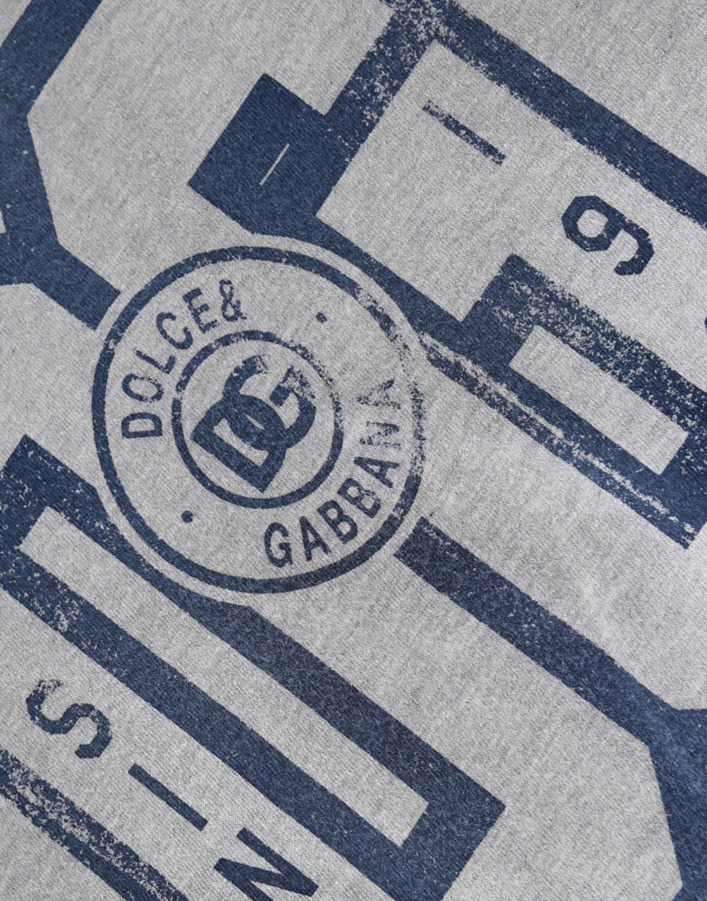 تي شيرت دولتشي آند غابانا رمادي بطبعة شعار قطني ورقبة دائرية