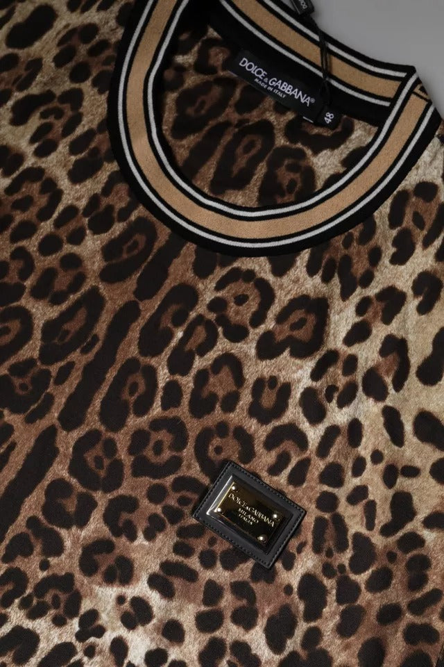 تي شيرت دولتشي آند غابانا بني بنقشة جلد النمر وياقة دائرية وأكمام قصيرة