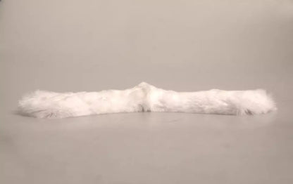 وشاح دولتشي آند غابانا أبيض من الفرو مع ياقة كتف ملفوفة