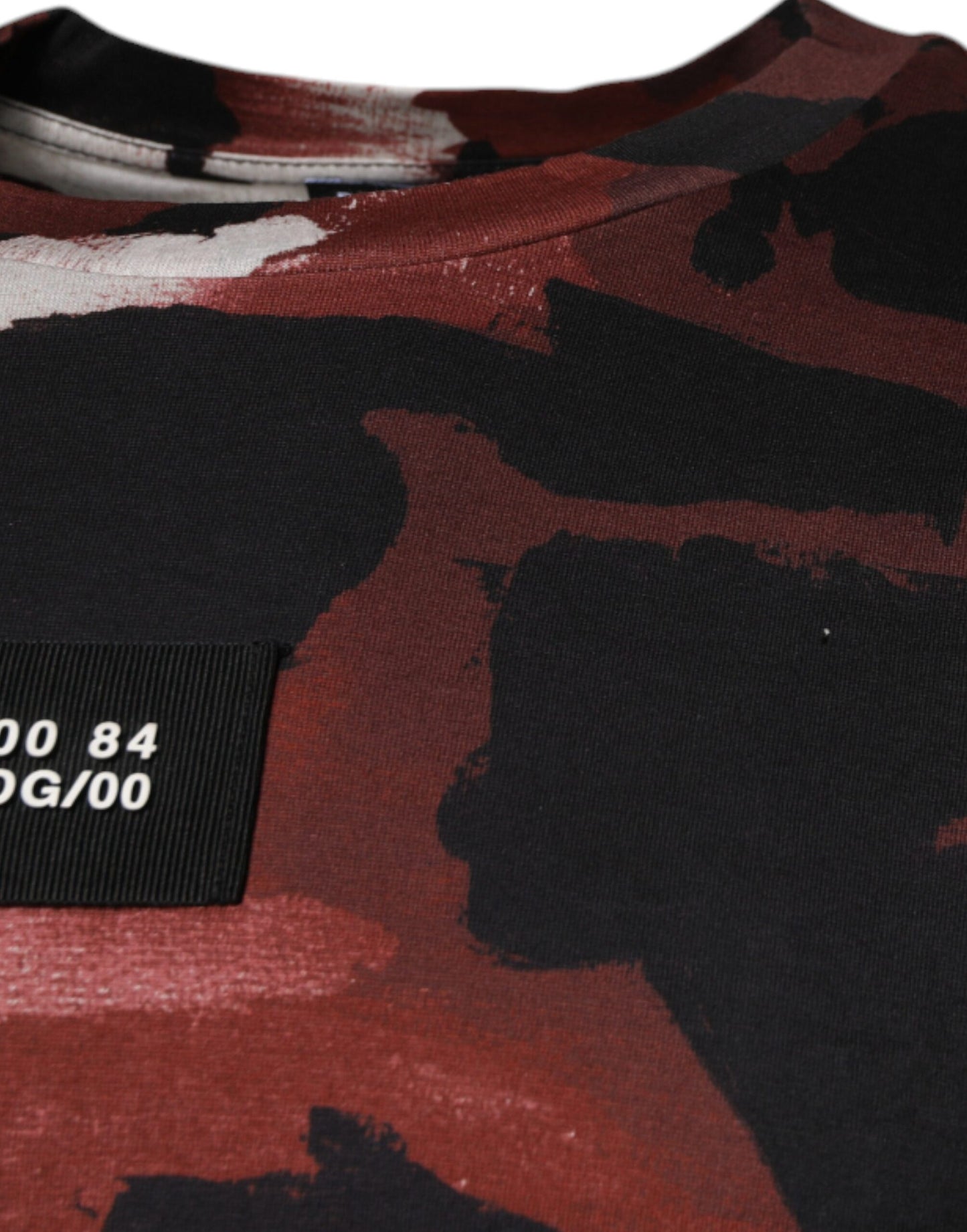 تي شيرت دولتشي آند غابانا متعدد الألوان بطبعة مموهة ورقبة دائرية