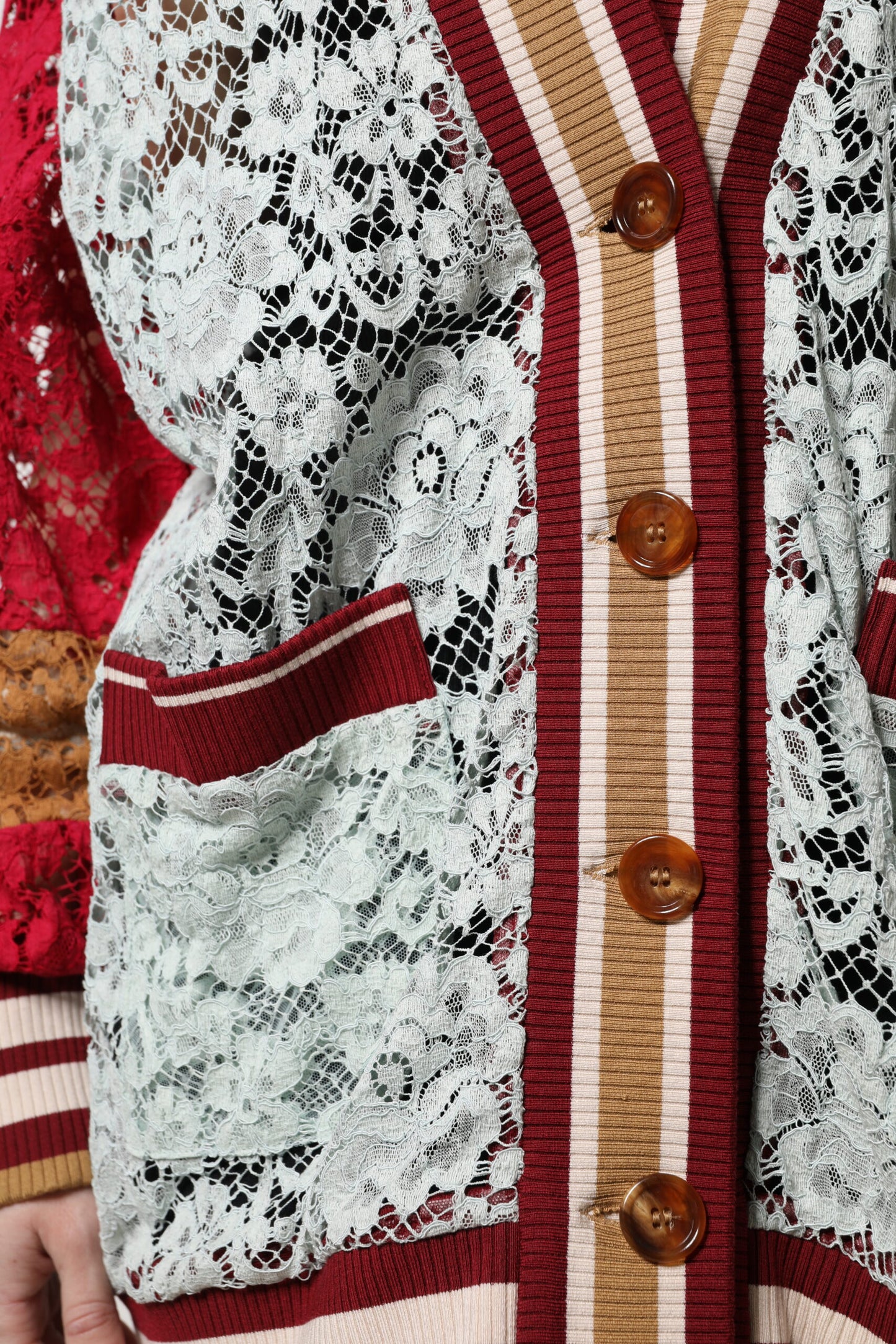 سترة كارديجان من الدانتيل متعدد الألوان مزينة بالزهور من دولتشي آند غابانا