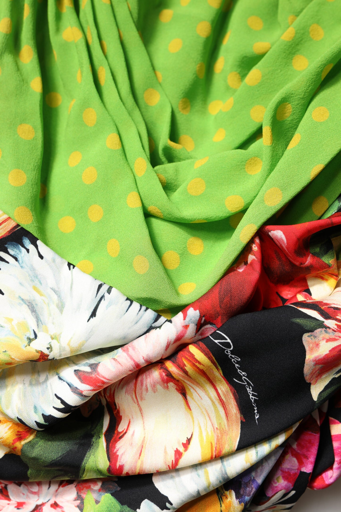 فستان دولتشي آند غابانا قصير ملائم متعدد الألوان ومطرز بالزهور