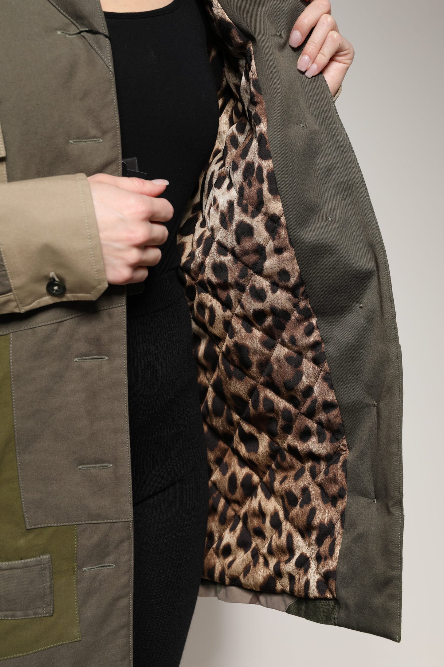 جاكيت دولتشي آند غابانا العسكري باللون الأخضر القطني بأزرار