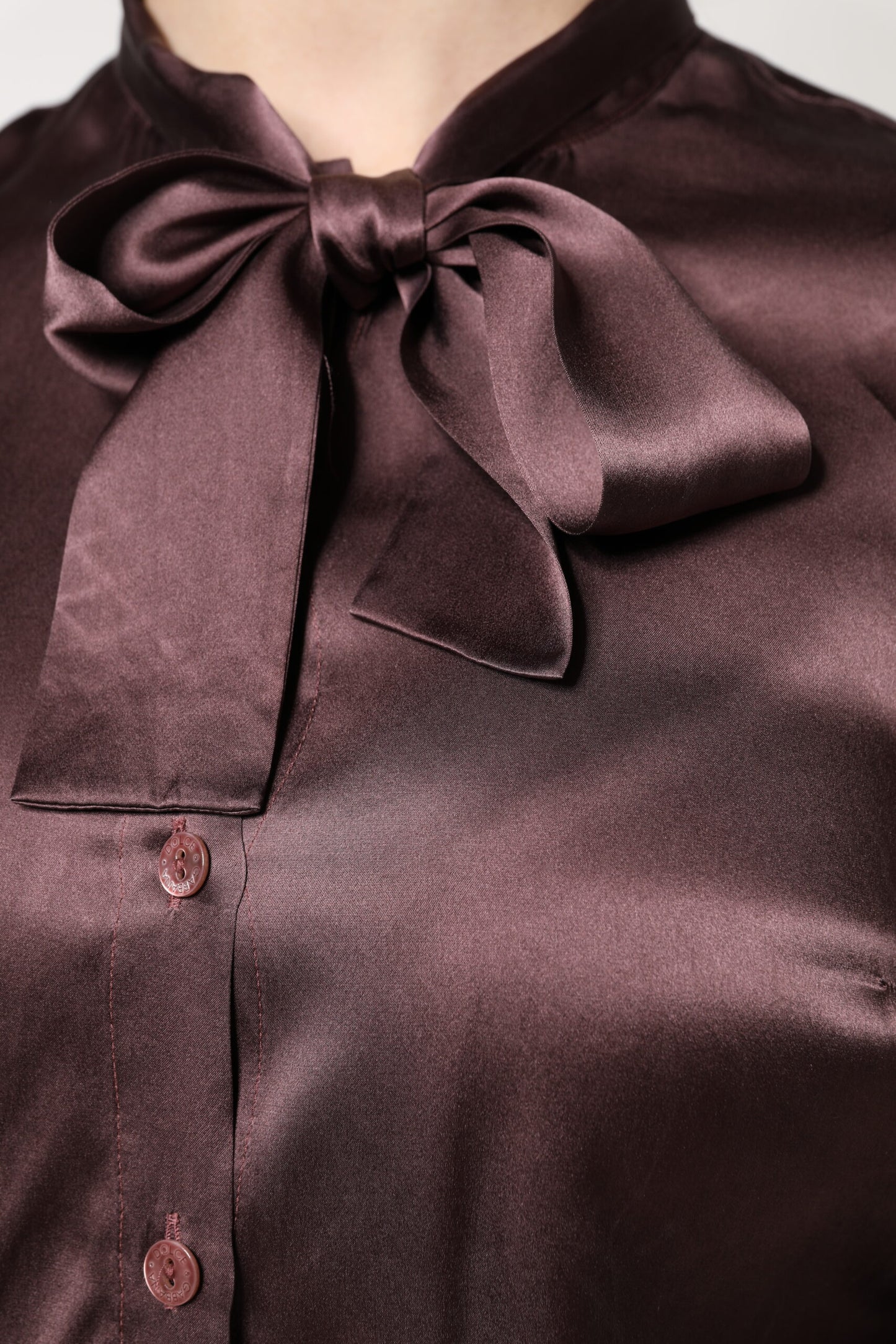 بلوزة دولتشي آند غابانا بنية اللون بأكمام طويلة وياقة أسكوت