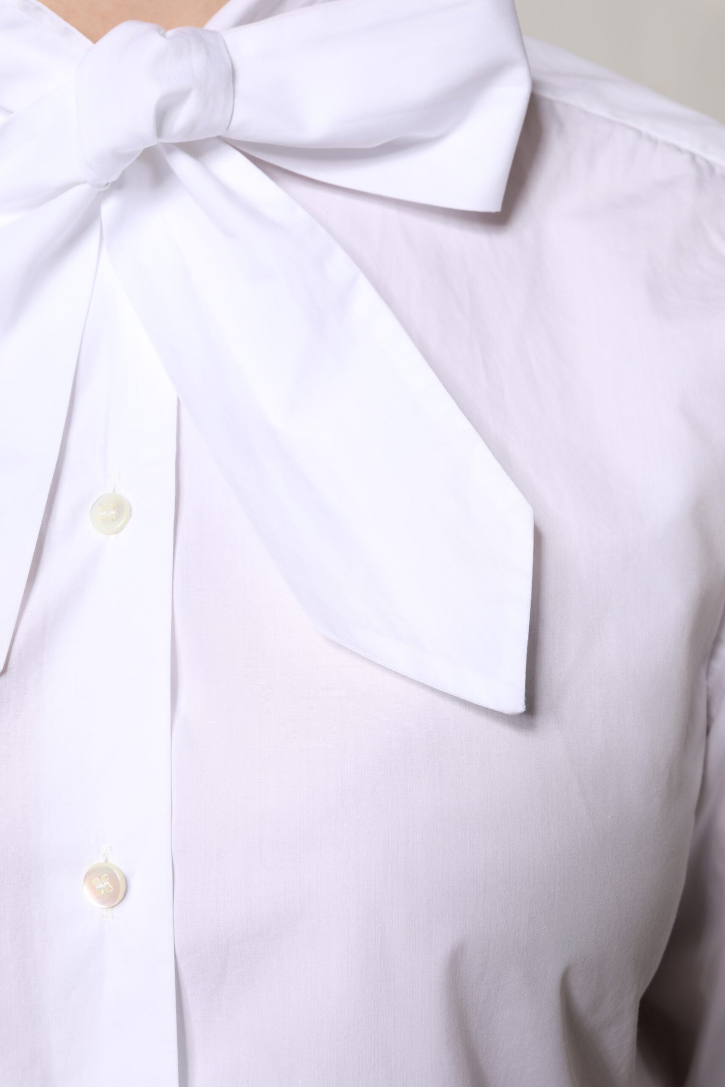 بلوزة دولتشي آند غابانا بيضاء بأكمام طويلة وياقة أسكوت