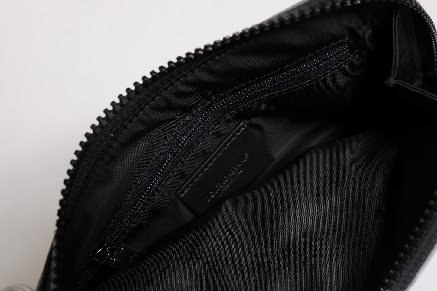 حقيبة مفاتيح دولتشي آند غابانا سوداء رمادية بشعار مموه