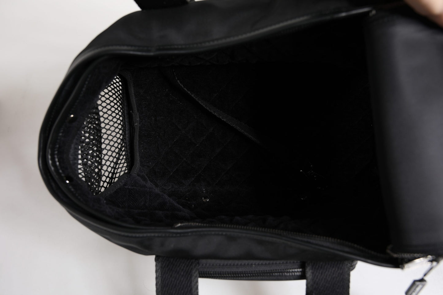 حقيبة دولتشي آند غابانا سوداء لحمل الحيوانات الأليفة بحزام كتف ولوحة شعار