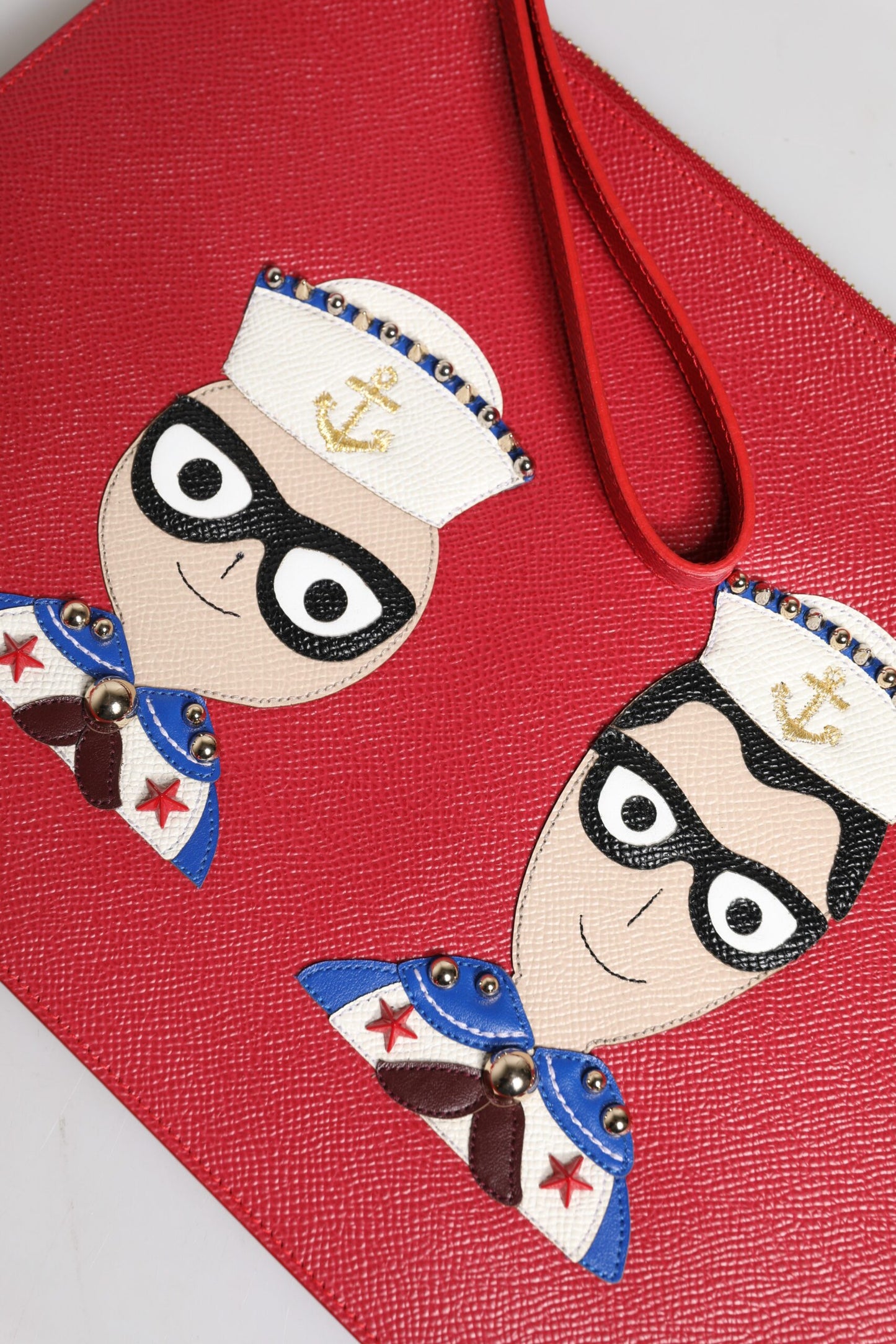 حقيبة كلاتش جلدية مزينة باللون الأحمر من دولتشي آند غابانا #DGFamily