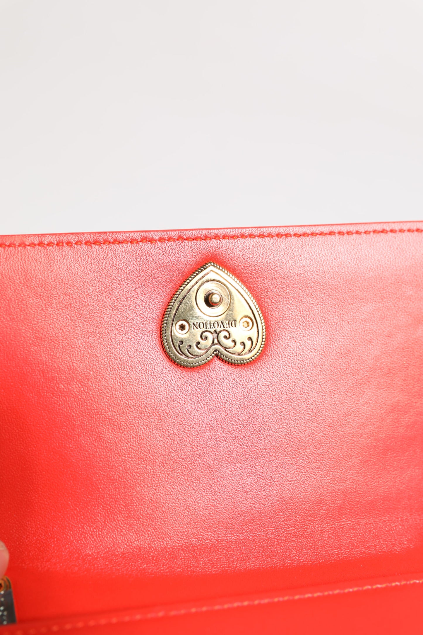 حقيبة دولتشي آند غابانا كروس بودي بغطاء هاتف مبطن من الجلد الأحمر