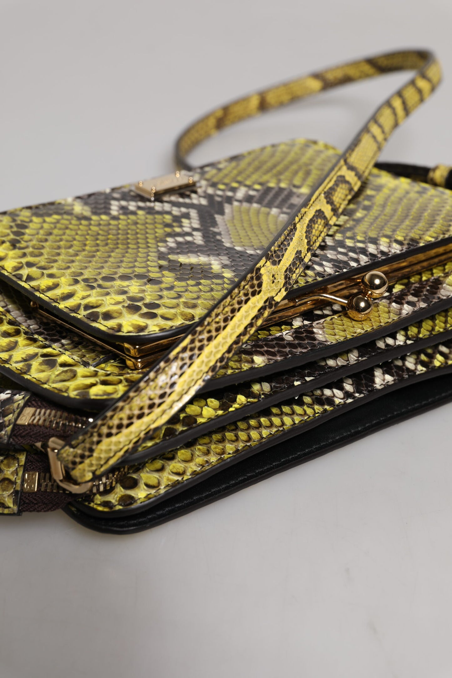 حقيبة كروس بودي دولتشي آند غابانا من الجلد الطبيعي باللون الأخضر مع لوحة DG