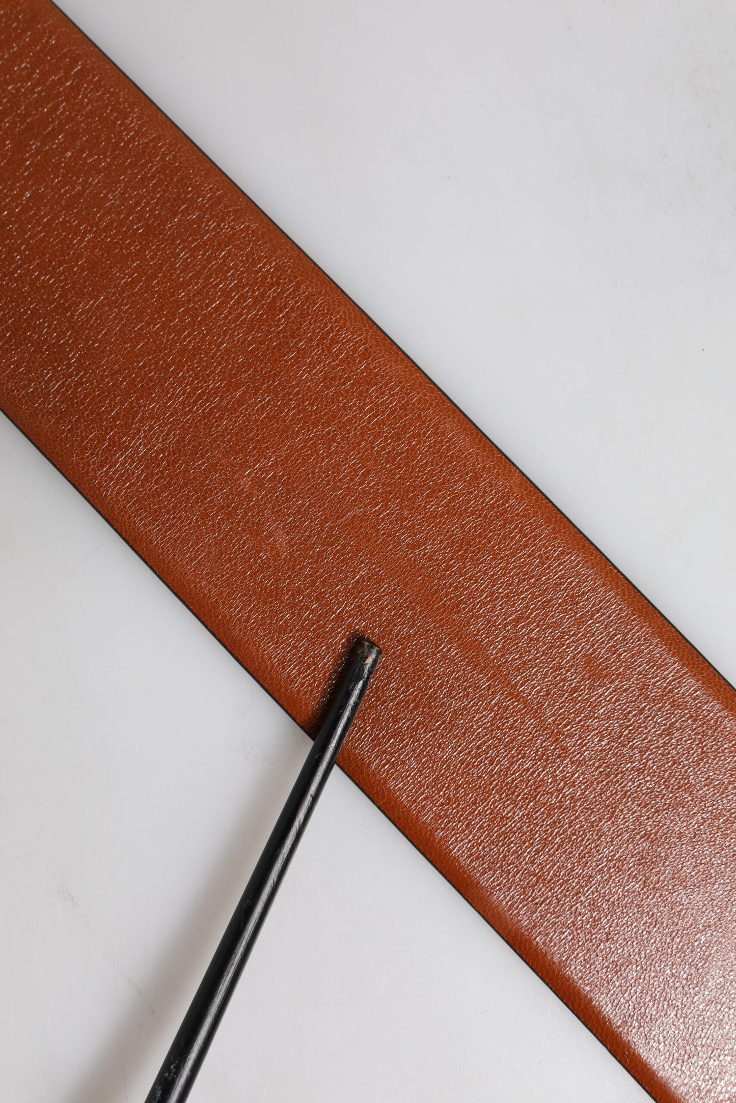 حزام دولتشي آند غابانا الكلاسيكي المصنوع من الجلد البني مع مشبك معدني ذهبي